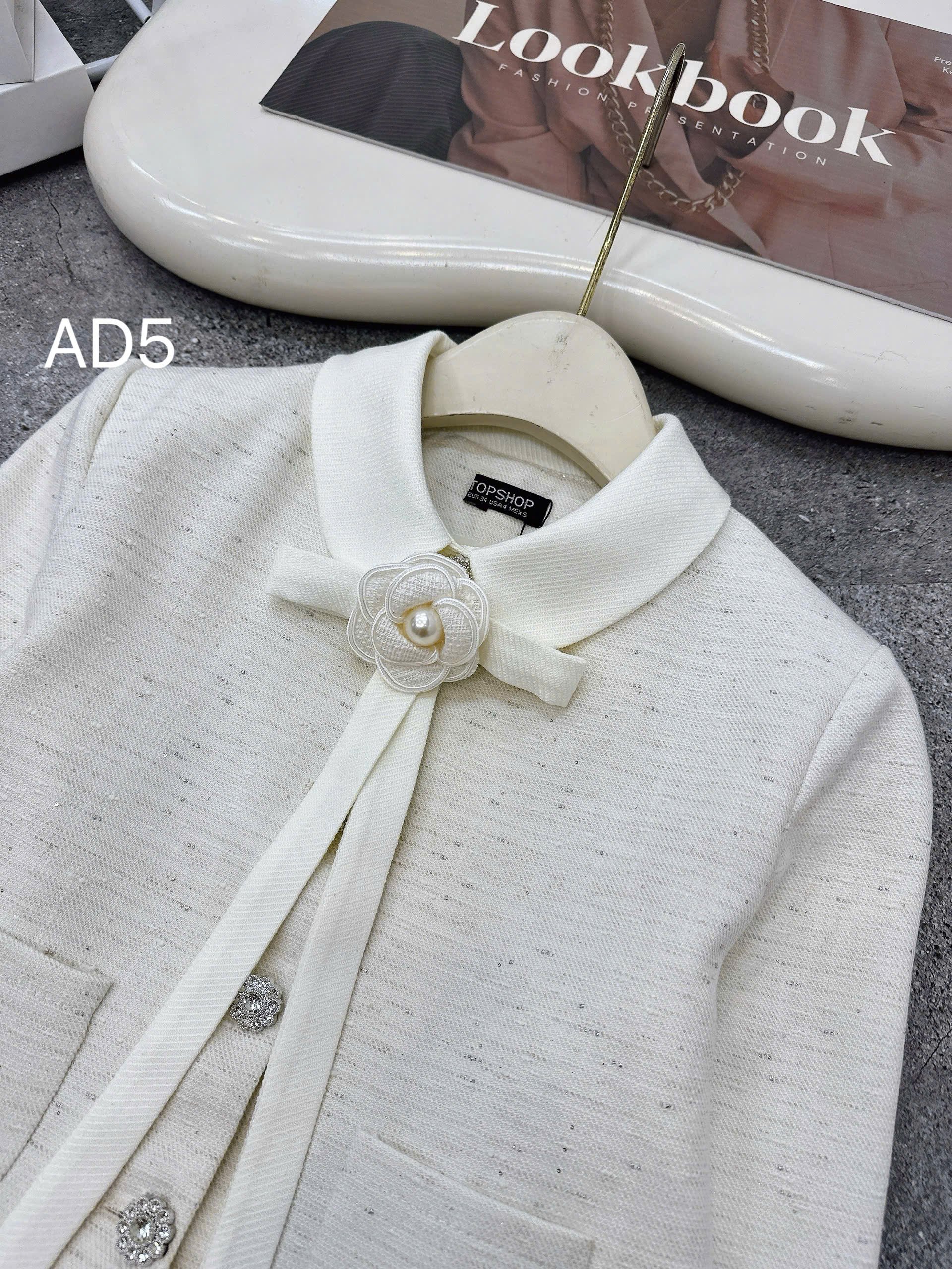AD5 Áo dạ cổ phối trắng kèm hoa