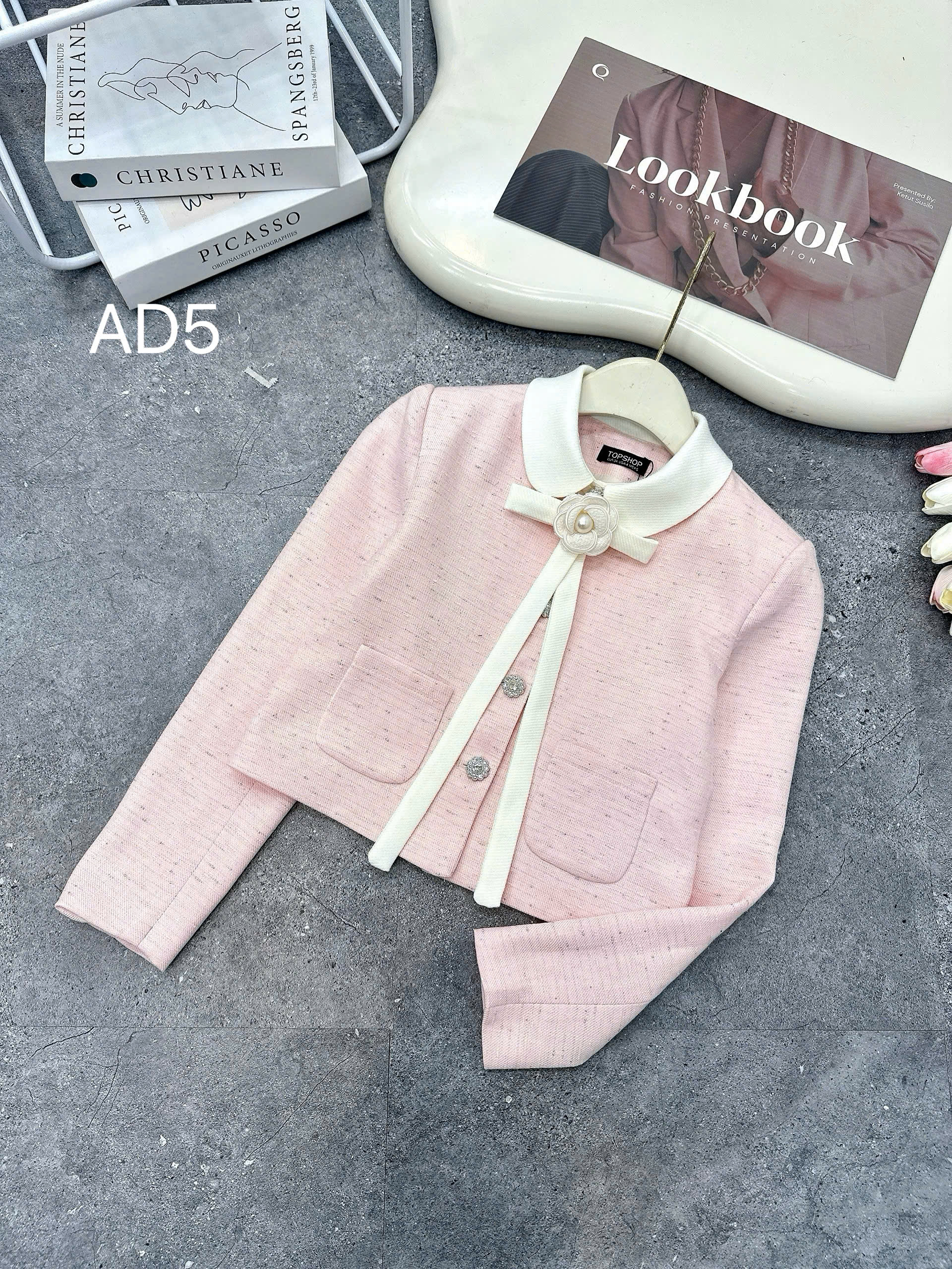AD5 Áo dạ cổ phối trắng kèm hoa