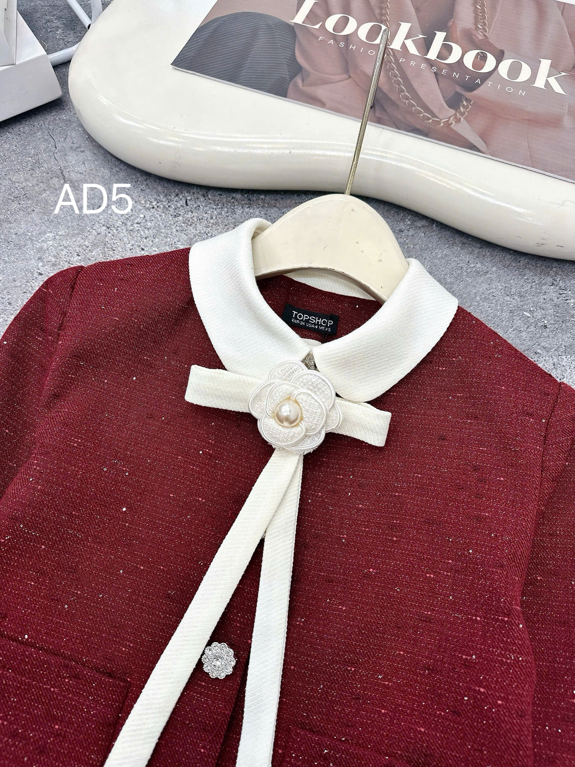 AD5 Áo dạ cổ phối trắng kèm hoa