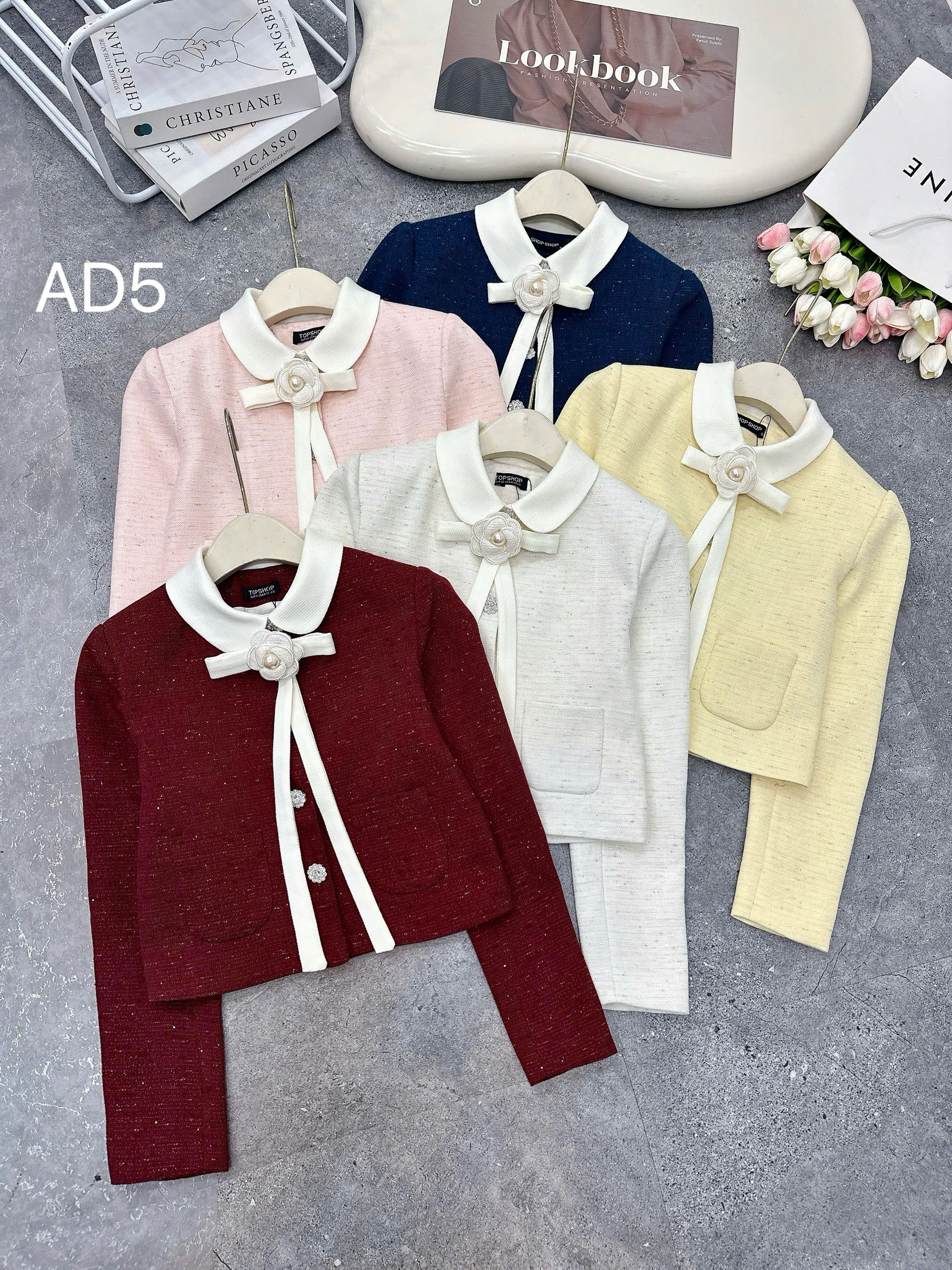 AD5 Áo dạ cổ phối trắng kèm hoa