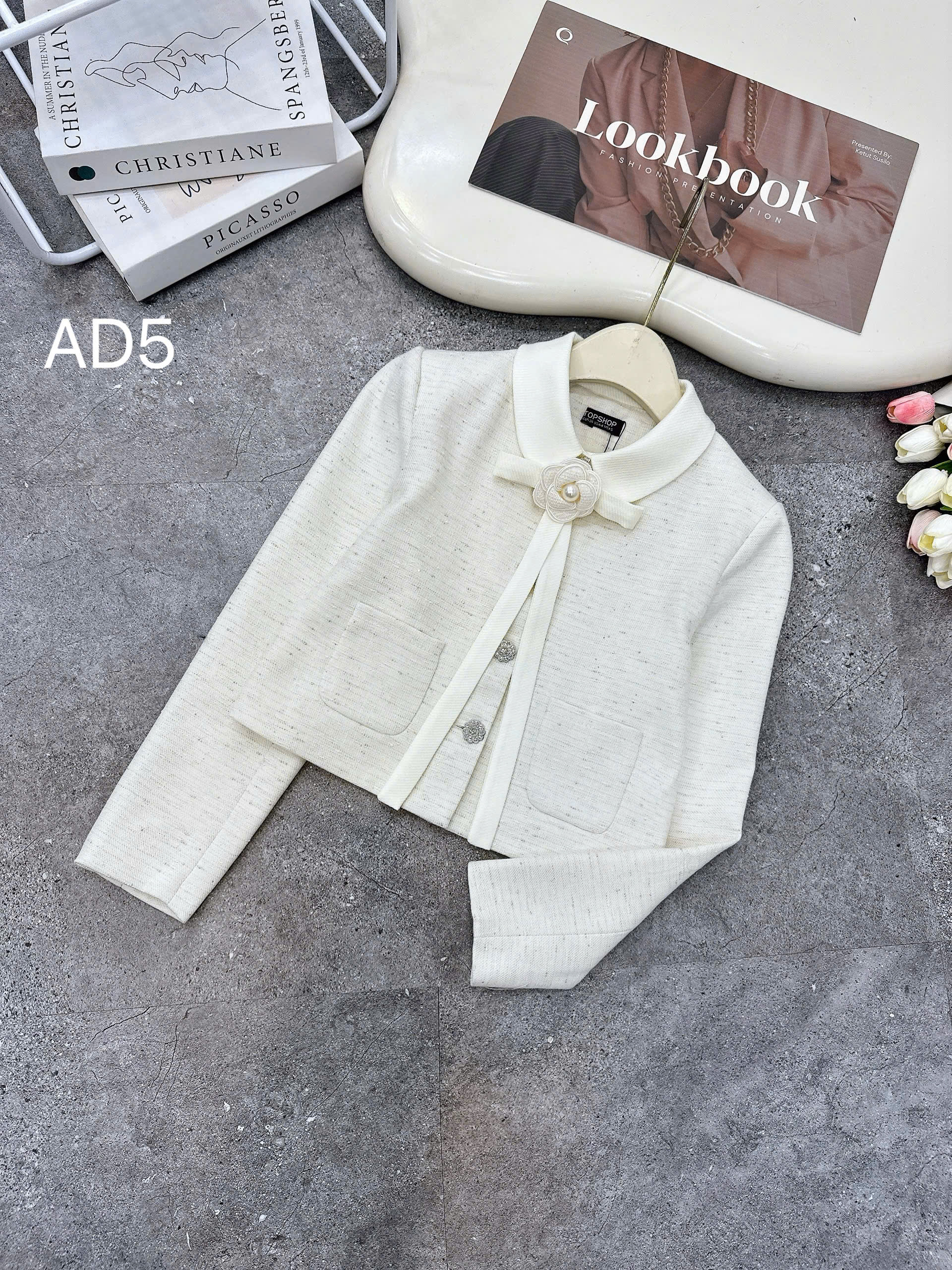 AD5 Áo dạ cổ phối trắng kèm hoa