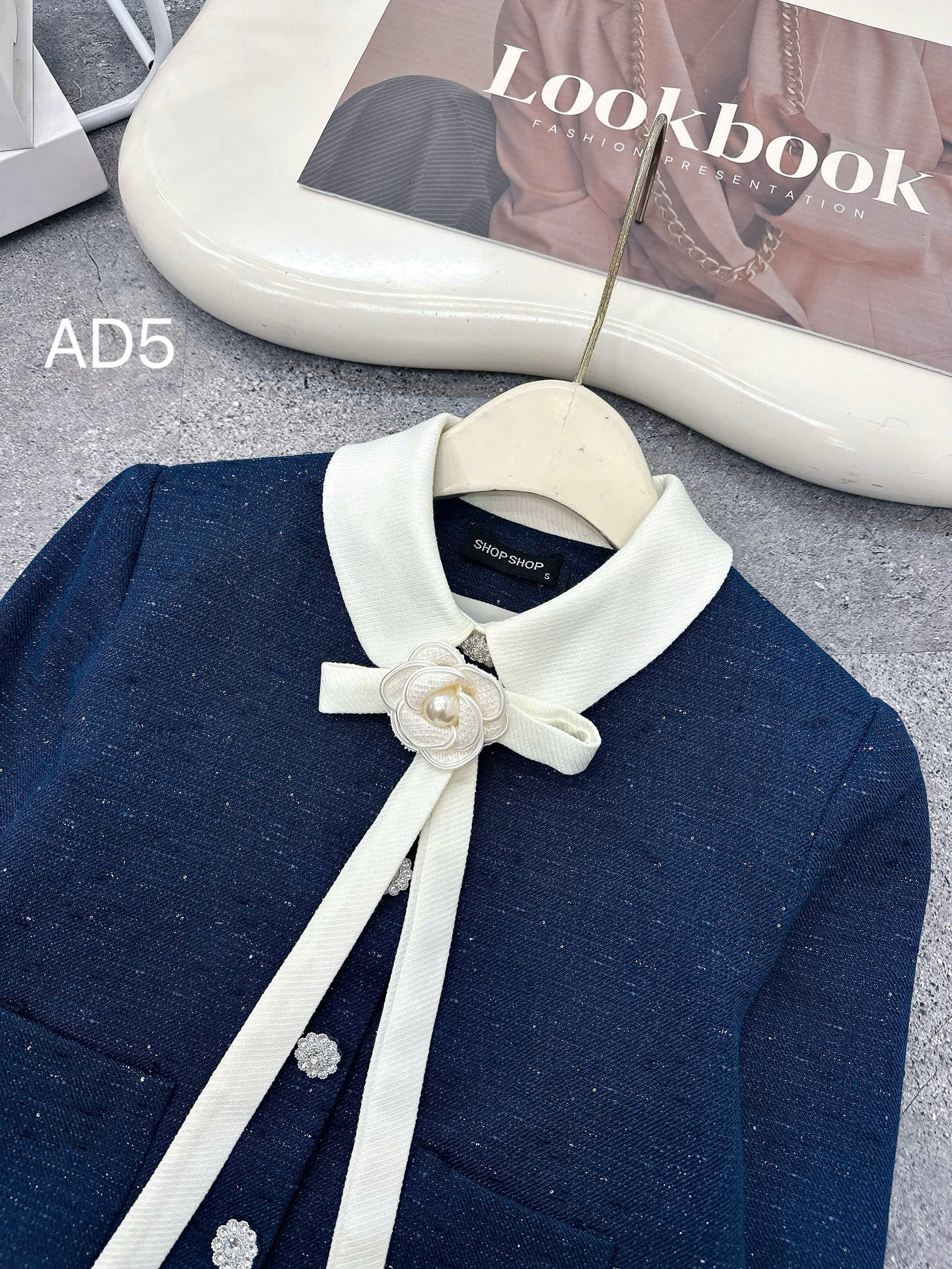 AD5 Áo dạ cổ phối trắng kèm hoa