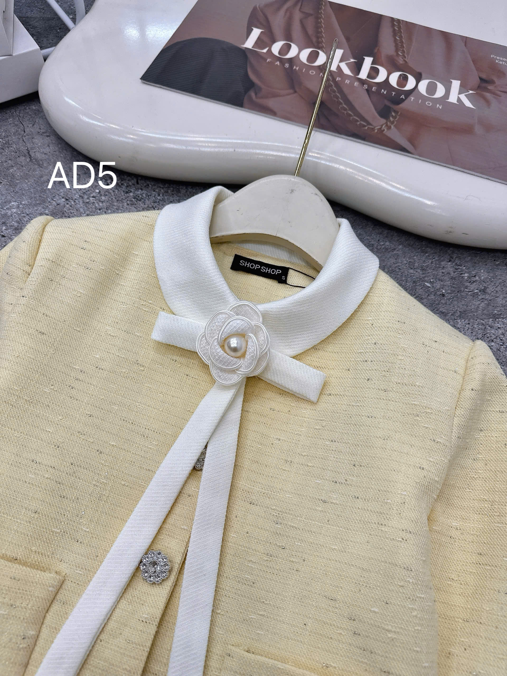 AD5 Áo dạ cổ phối trắng kèm hoa