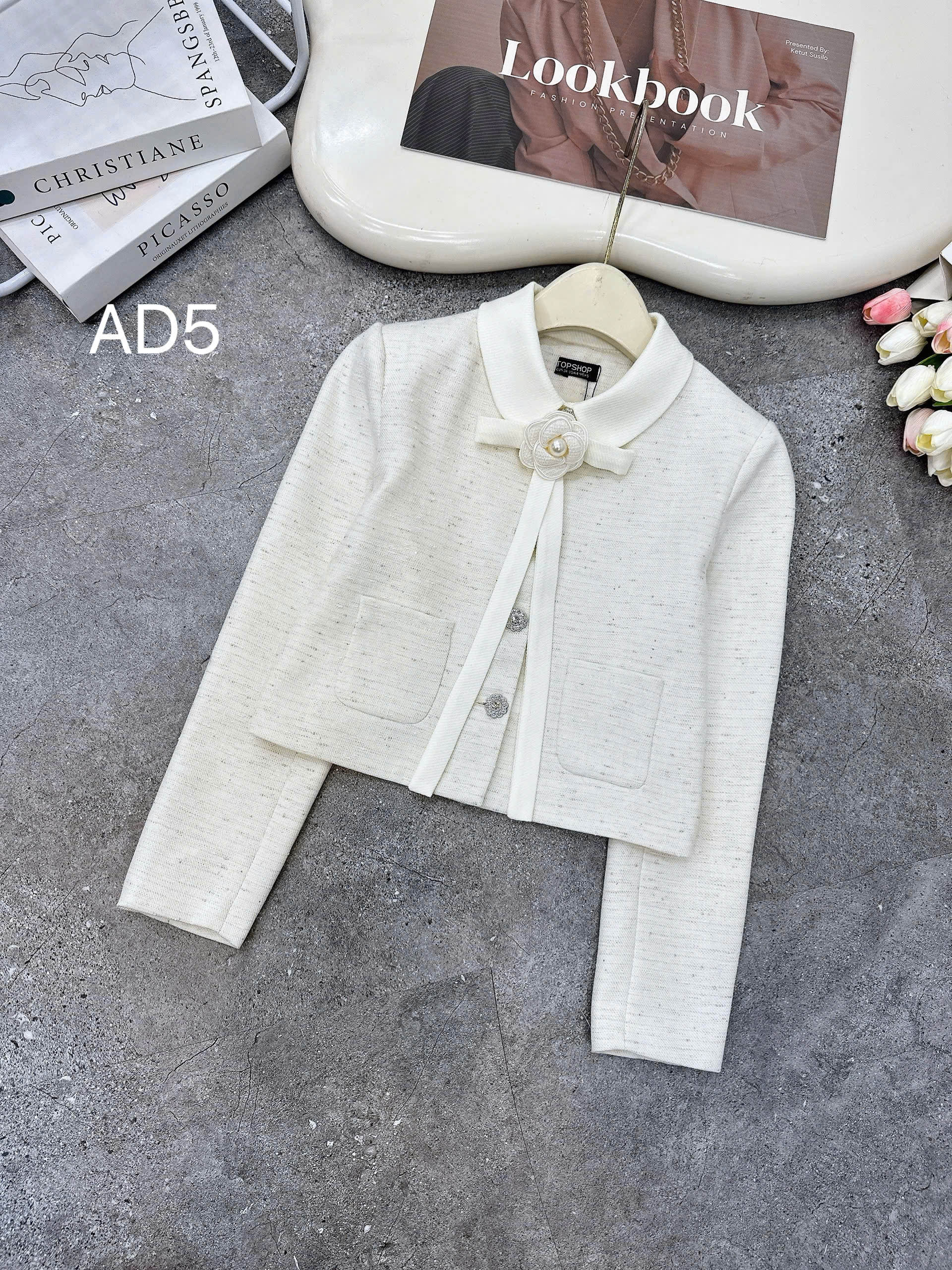 AD5 Áo dạ cổ phối trắng kèm hoa