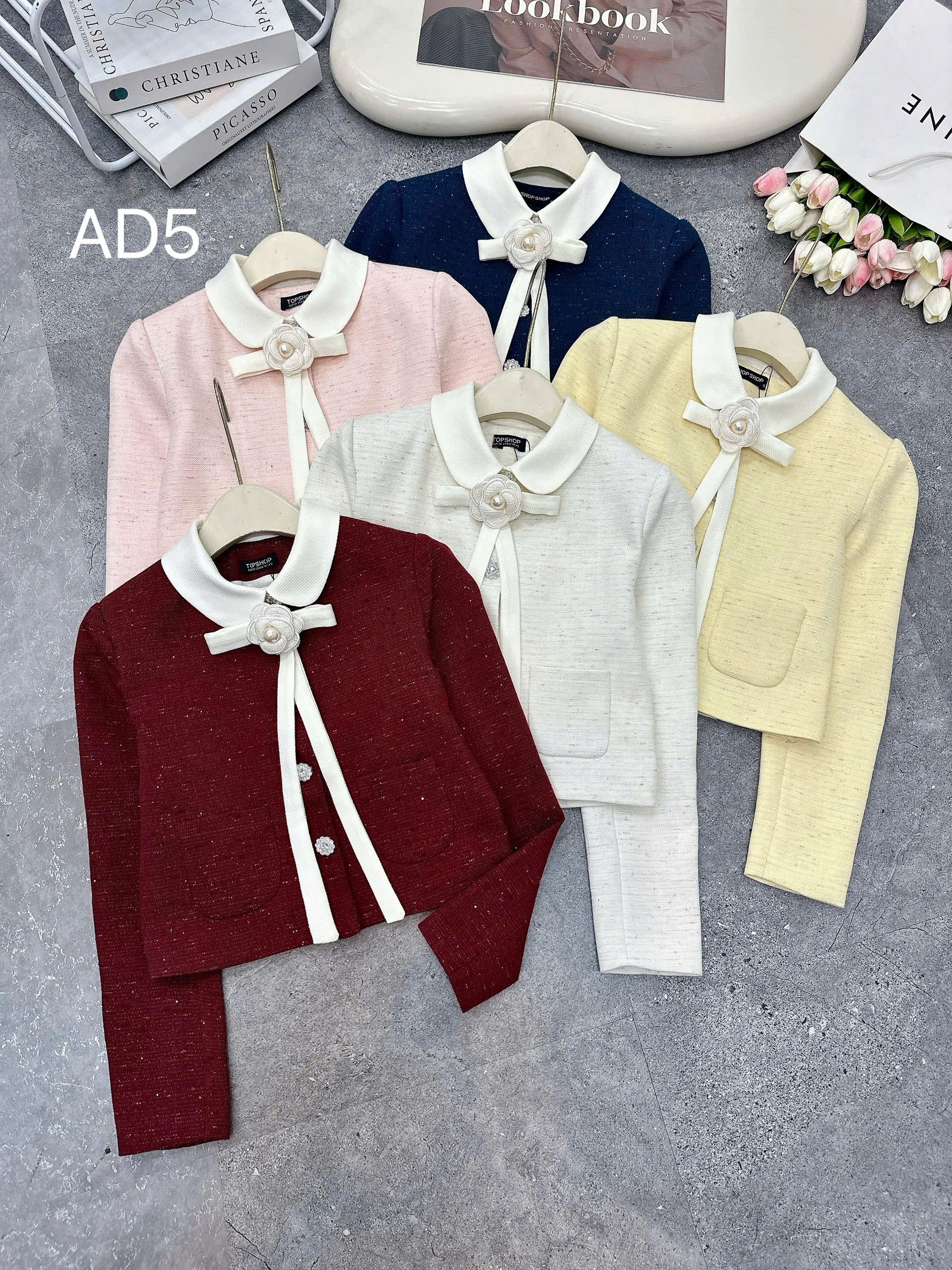 AD5 Áo dạ cổ phối trắng kèm hoa