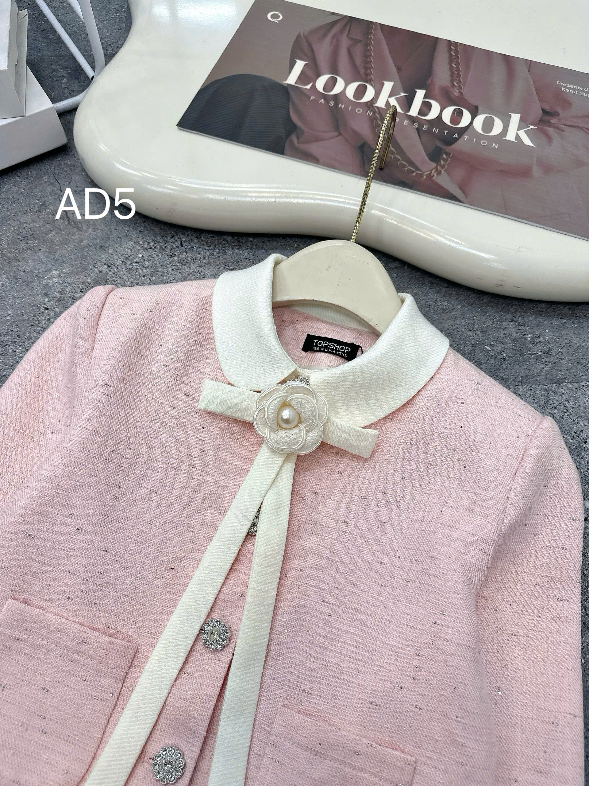 AD5 Áo dạ cổ phối trắng kèm hoa