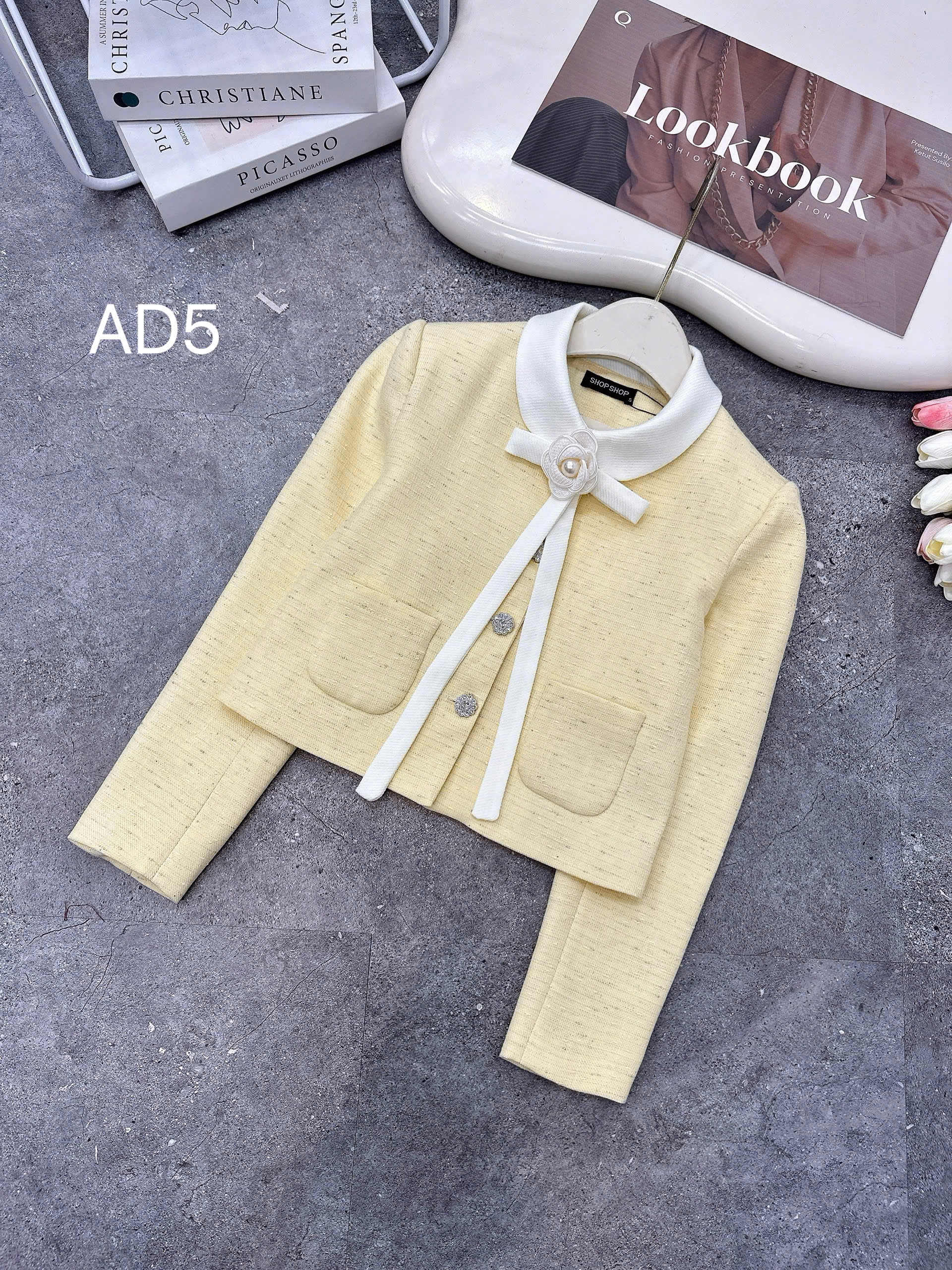 AD5 Áo dạ cổ phối trắng kèm hoa