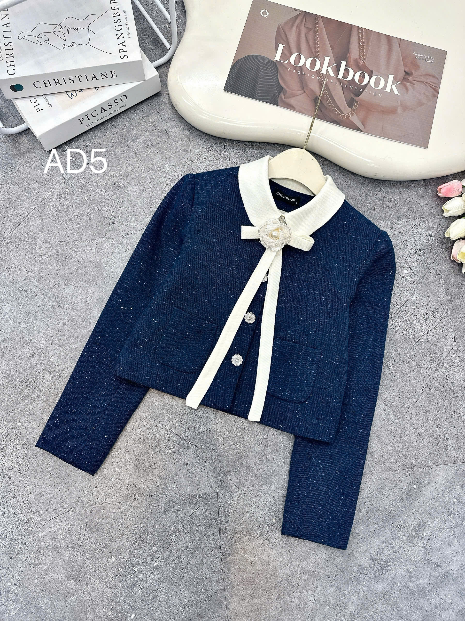 AD5 Áo dạ cổ phối trắng kèm hoa