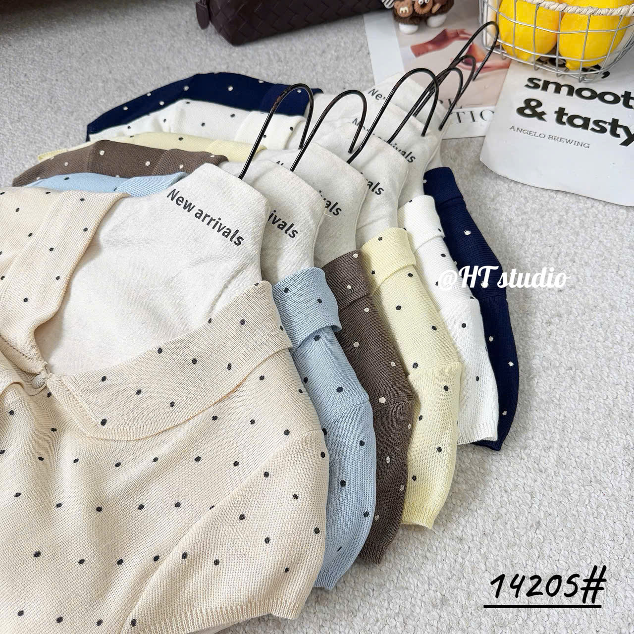 AL14205 Áo Len Cổ Sen Chấm Bi