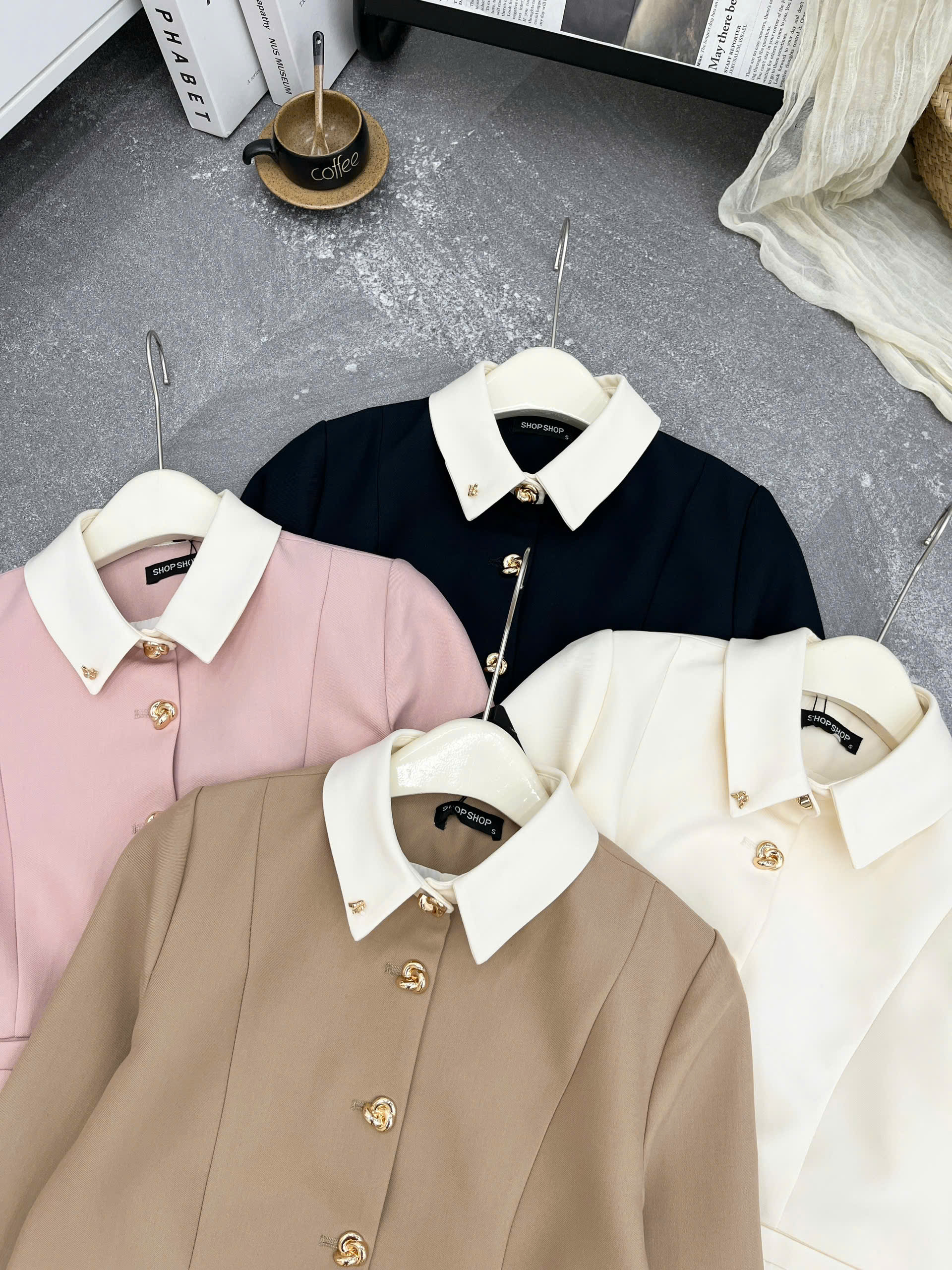 AV235 Áo vest nữ cổ đức phối khuy vàng