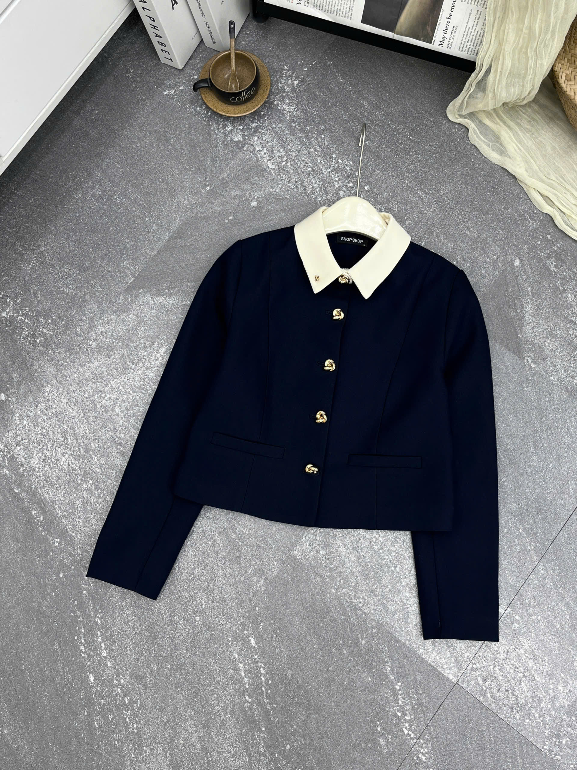 AV235 Áo vest nữ cổ đức phối khuy vàng