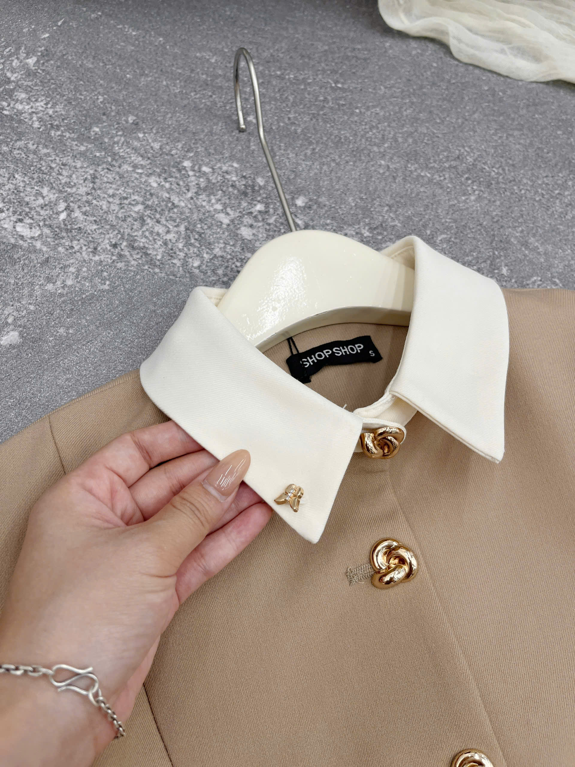 AV235 Áo vest nữ cổ đức phối khuy vàng