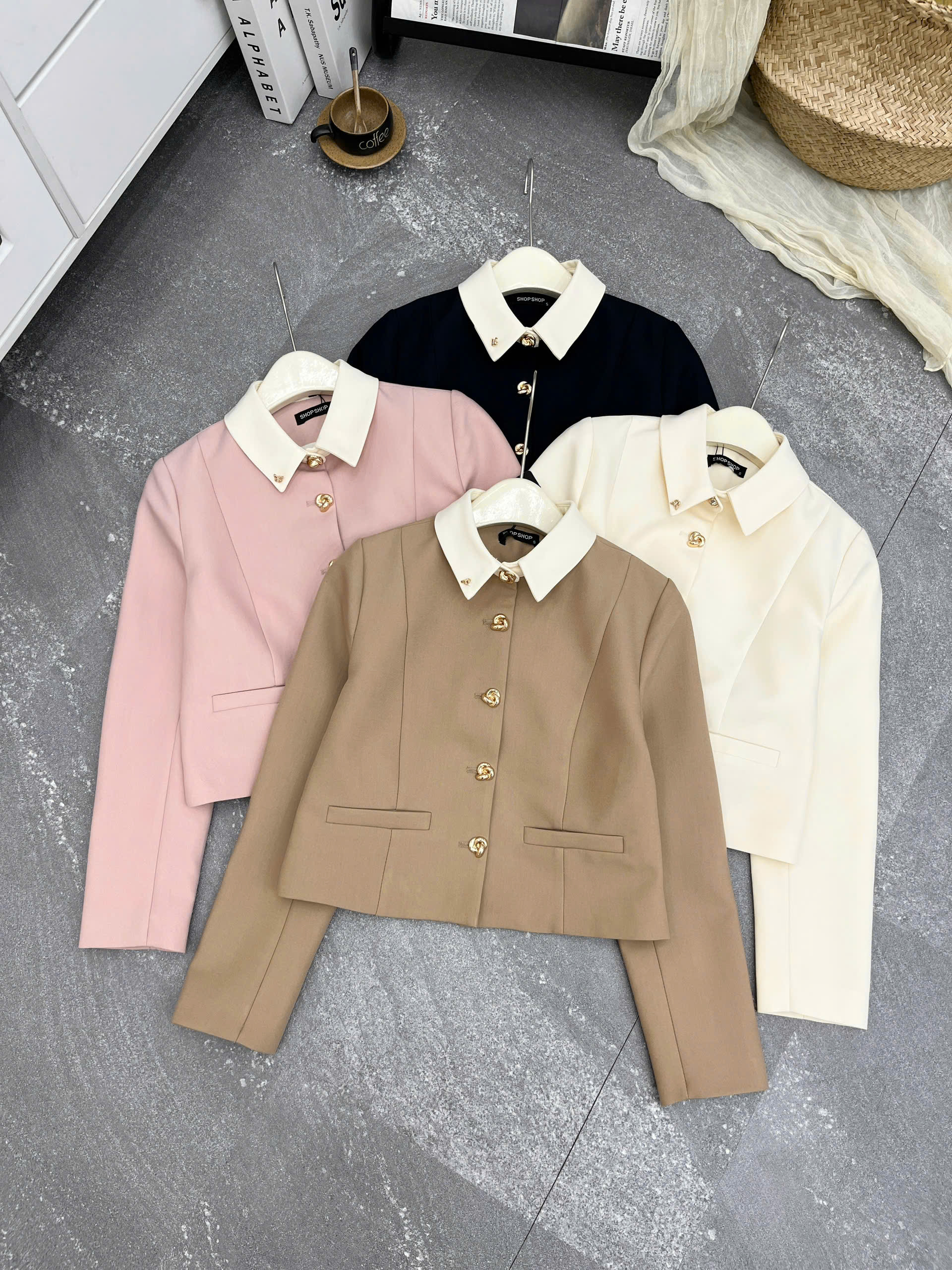 AV235 Áo vest nữ cổ đức phối khuy vàng