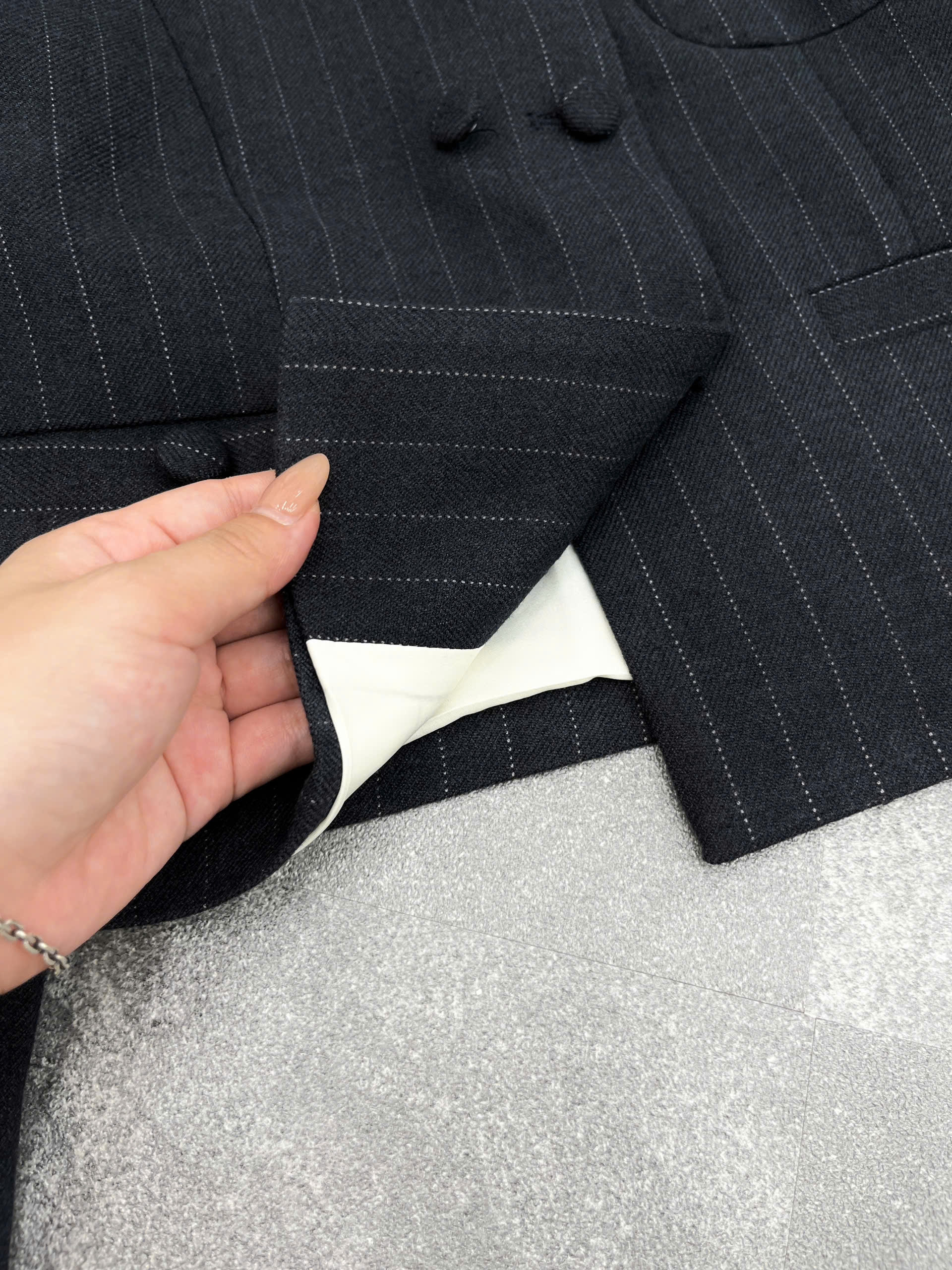 AV236 Áo Vest Cổ Sen Kẻ