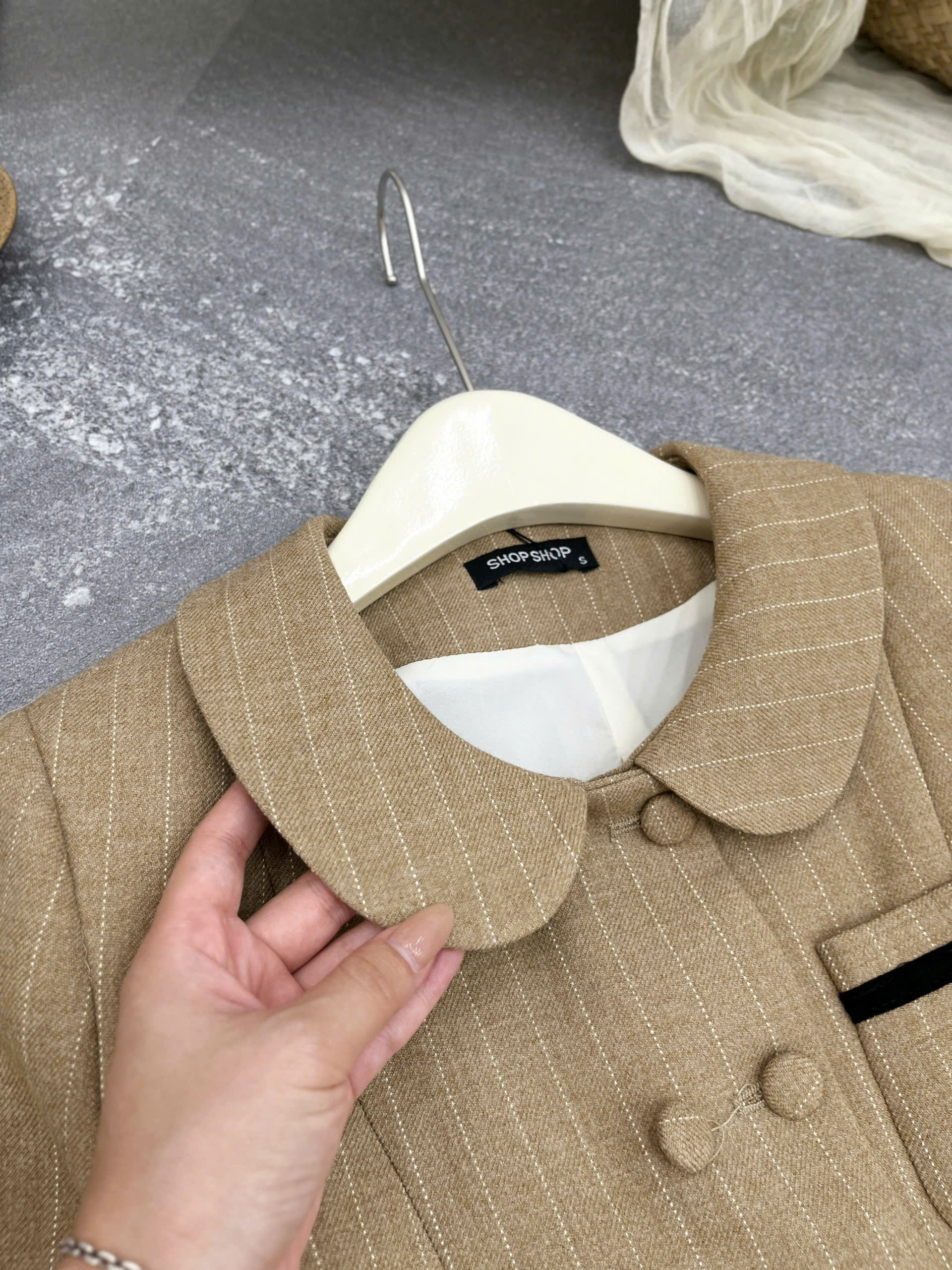 AV236 Áo Vest Cổ Sen Kẻ