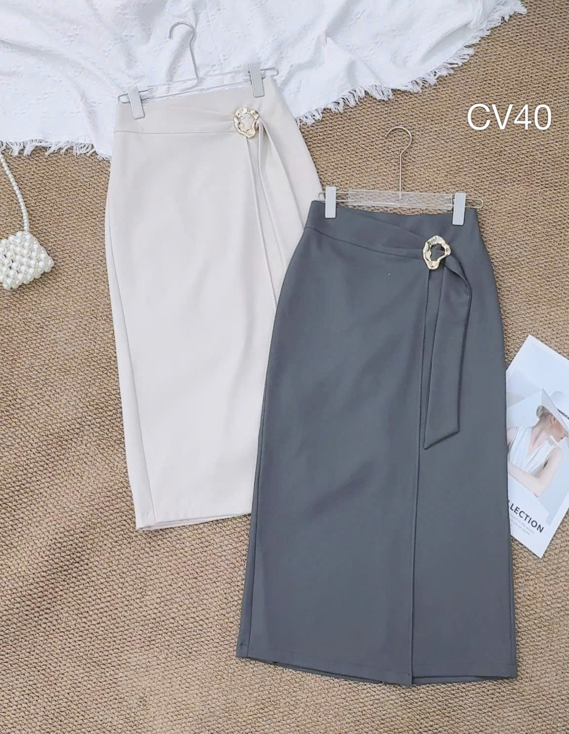CV40 Chân váy hai tà khuy hoa vàng