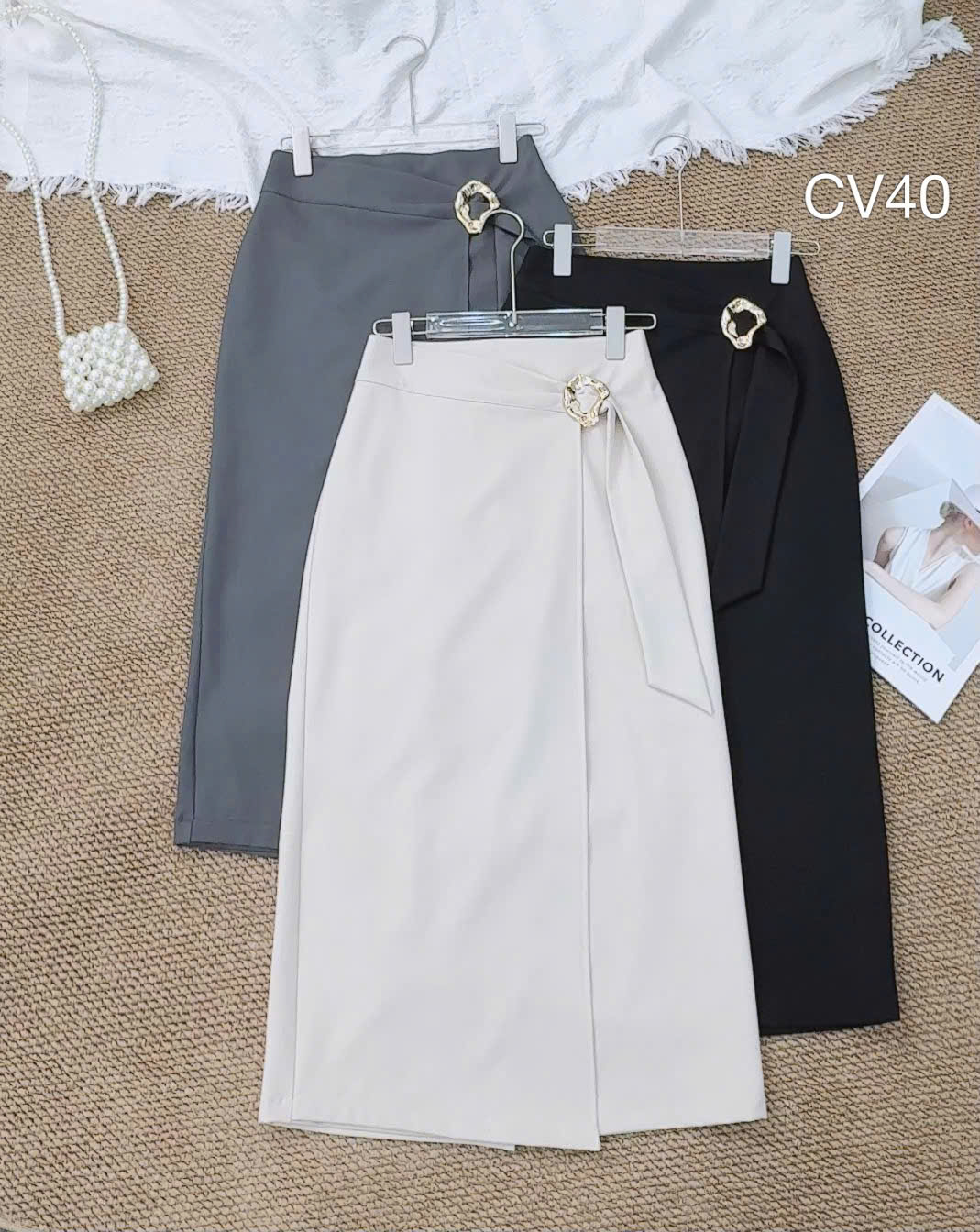 CV40 Chân váy hai tà khuy hoa vàng