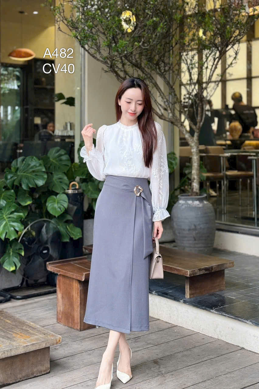 CV40 Chân váy hai tà khuy hoa vàng