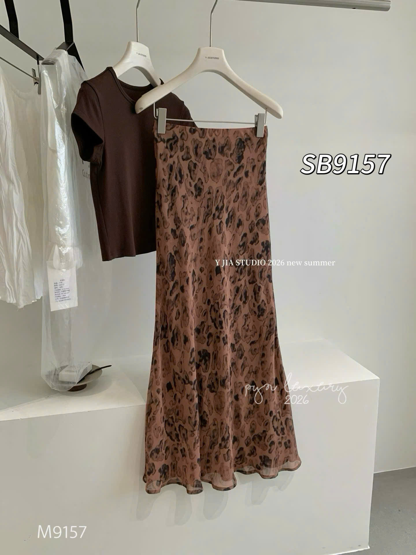 SB9157 Sét áo thun chân váy da báo
