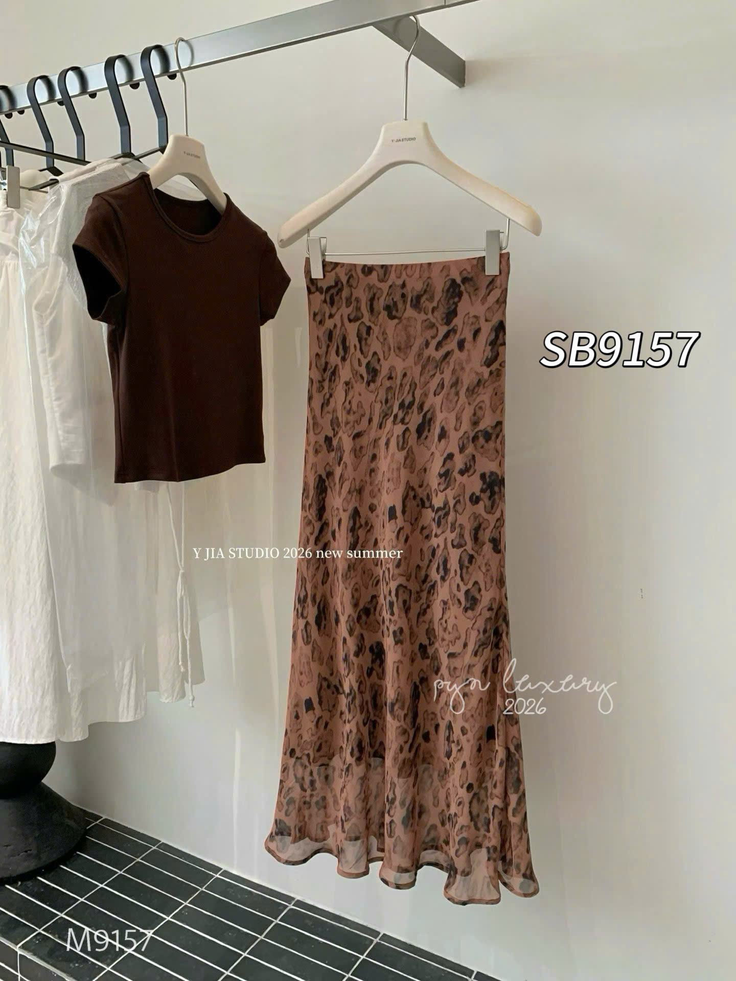 SB9157 Sét áo thun chân váy da báo