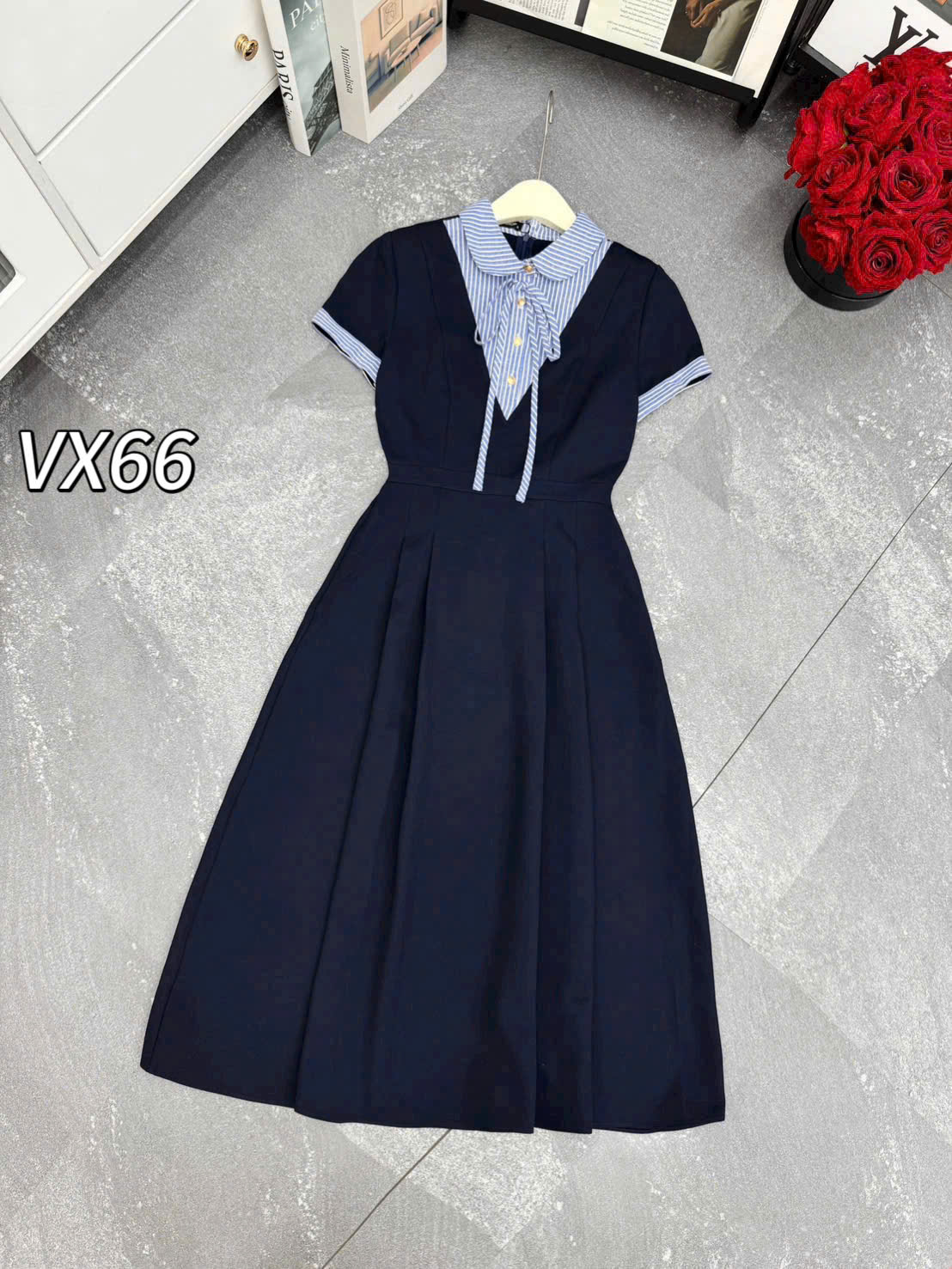 VX66 Váy xòe ly cổ viền kẻ