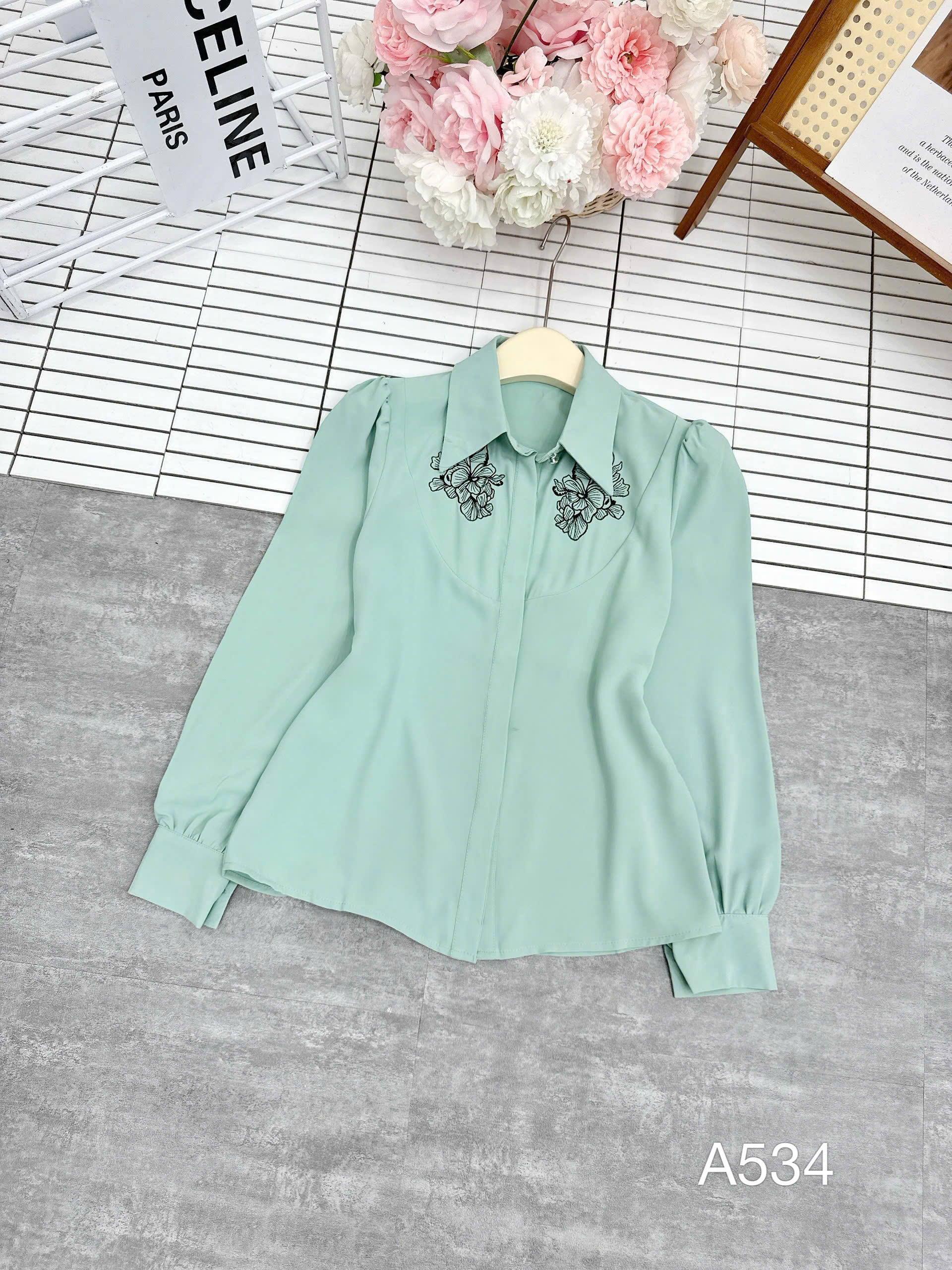 a534 Áo sơ mi cổ hoa đen