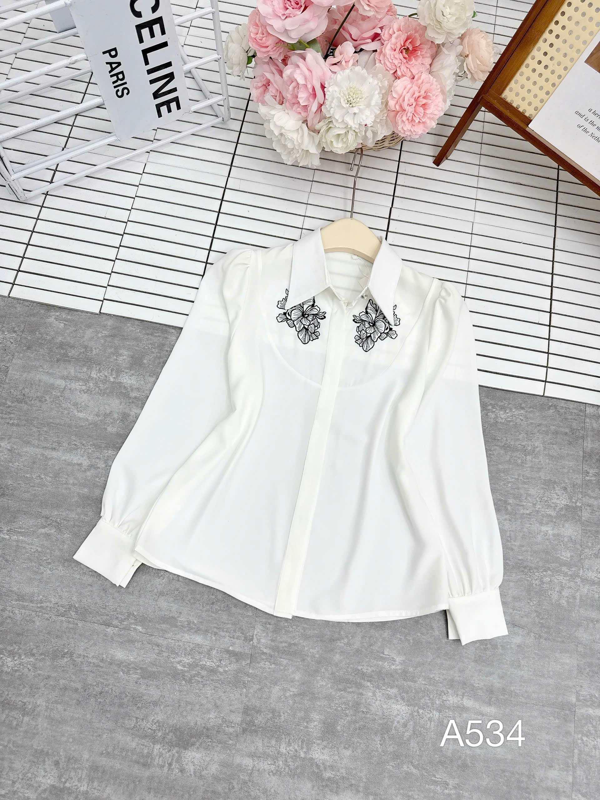 a534 Áo sơ mi cổ hoa đen