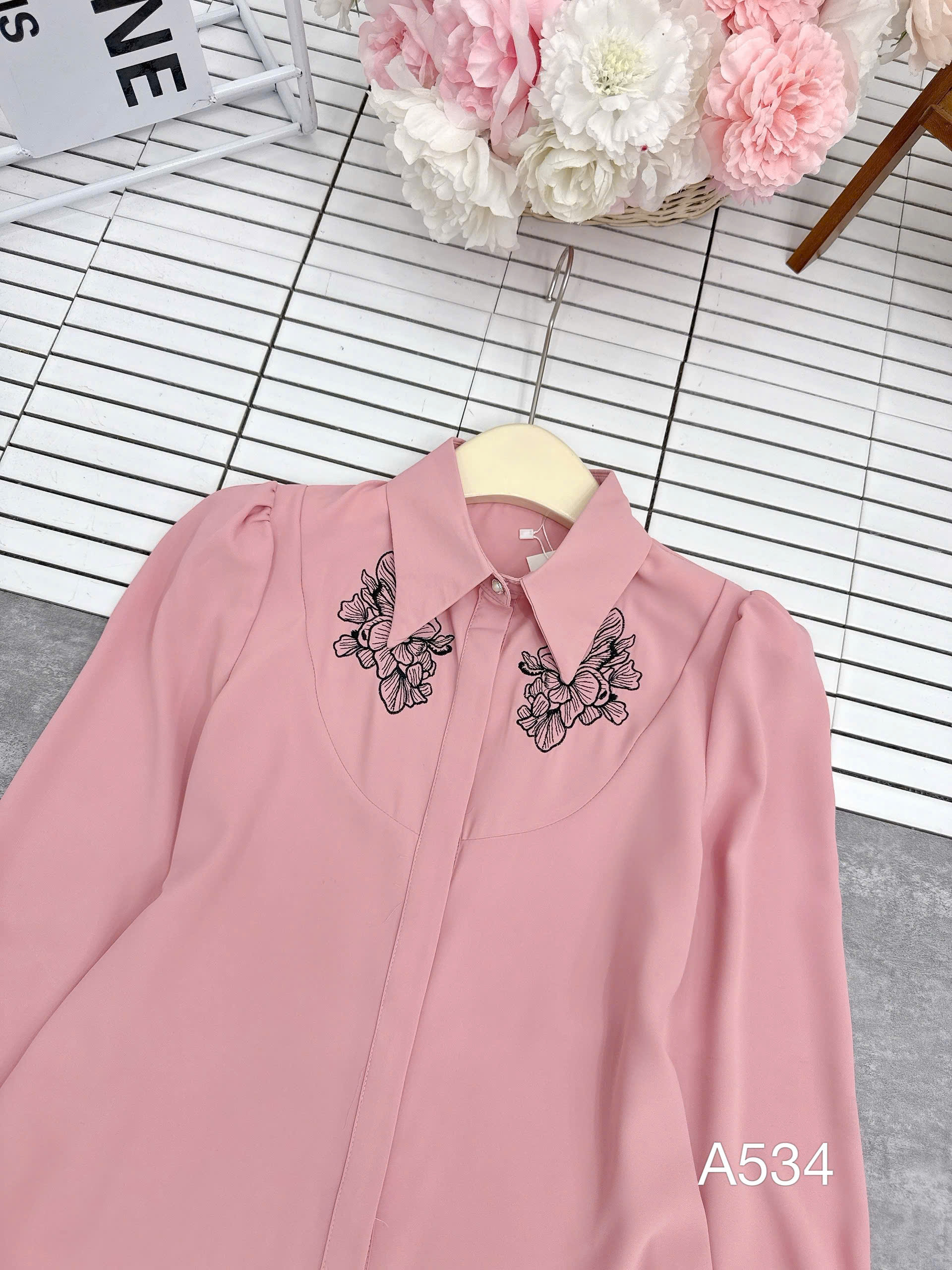 a534 Áo sơ mi cổ hoa đen