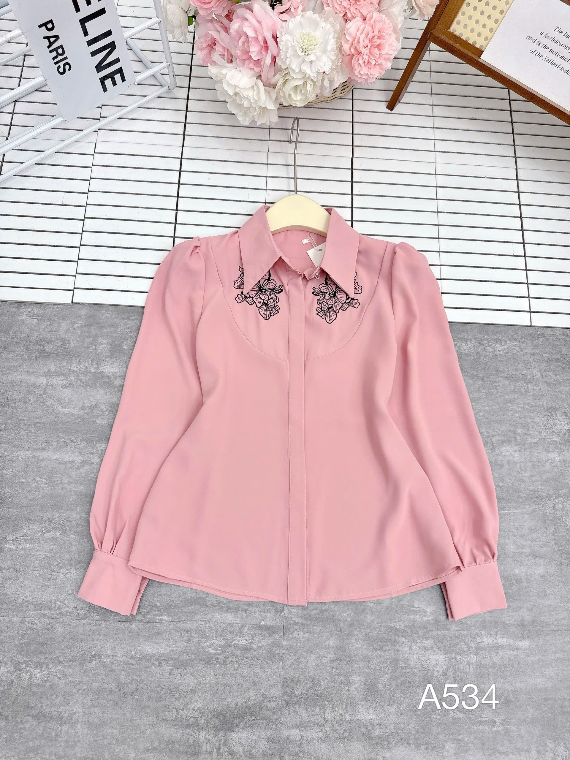 a534 Áo sơ mi cổ hoa đen