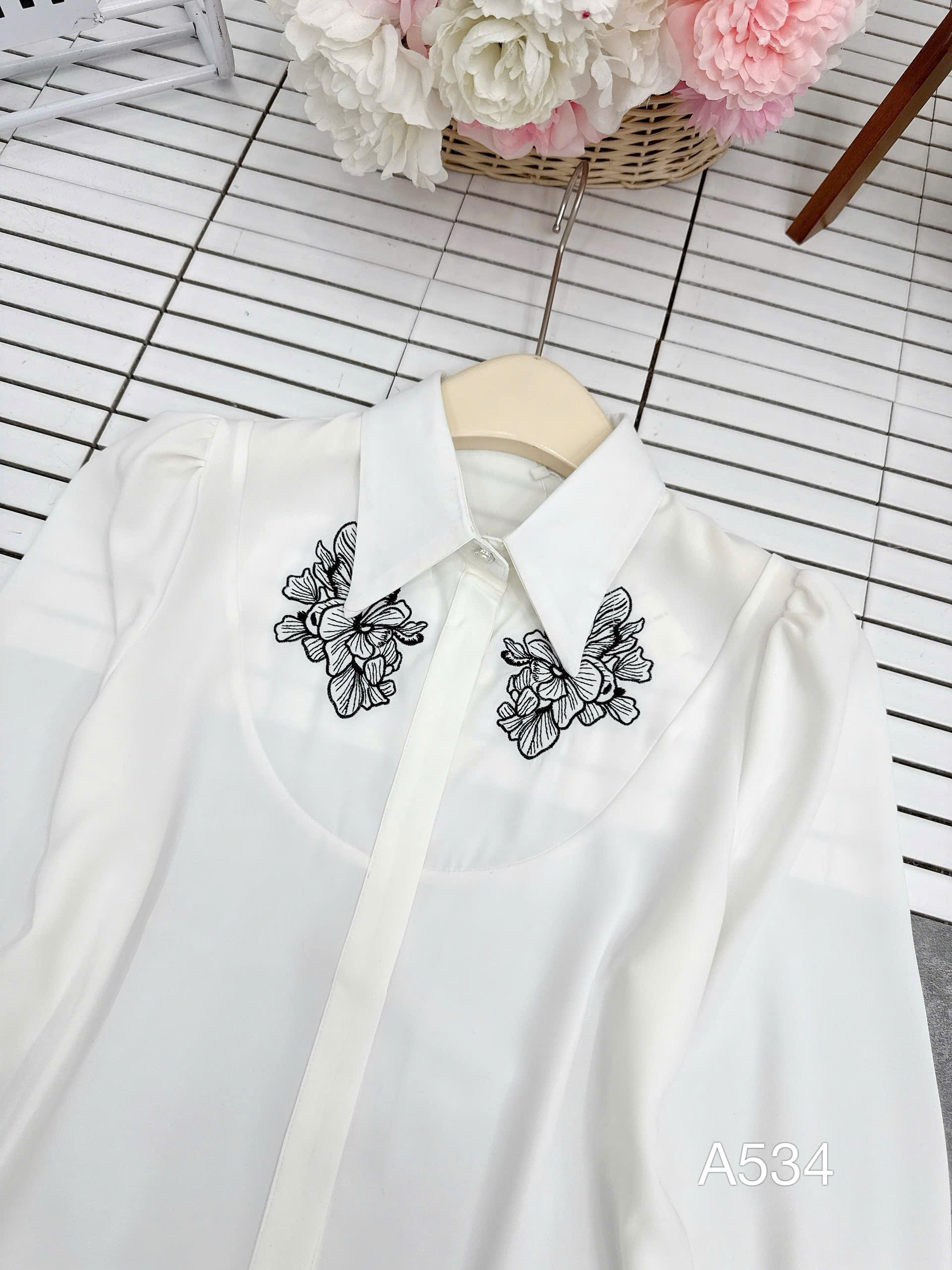 a534 Áo sơ mi cổ hoa đen
