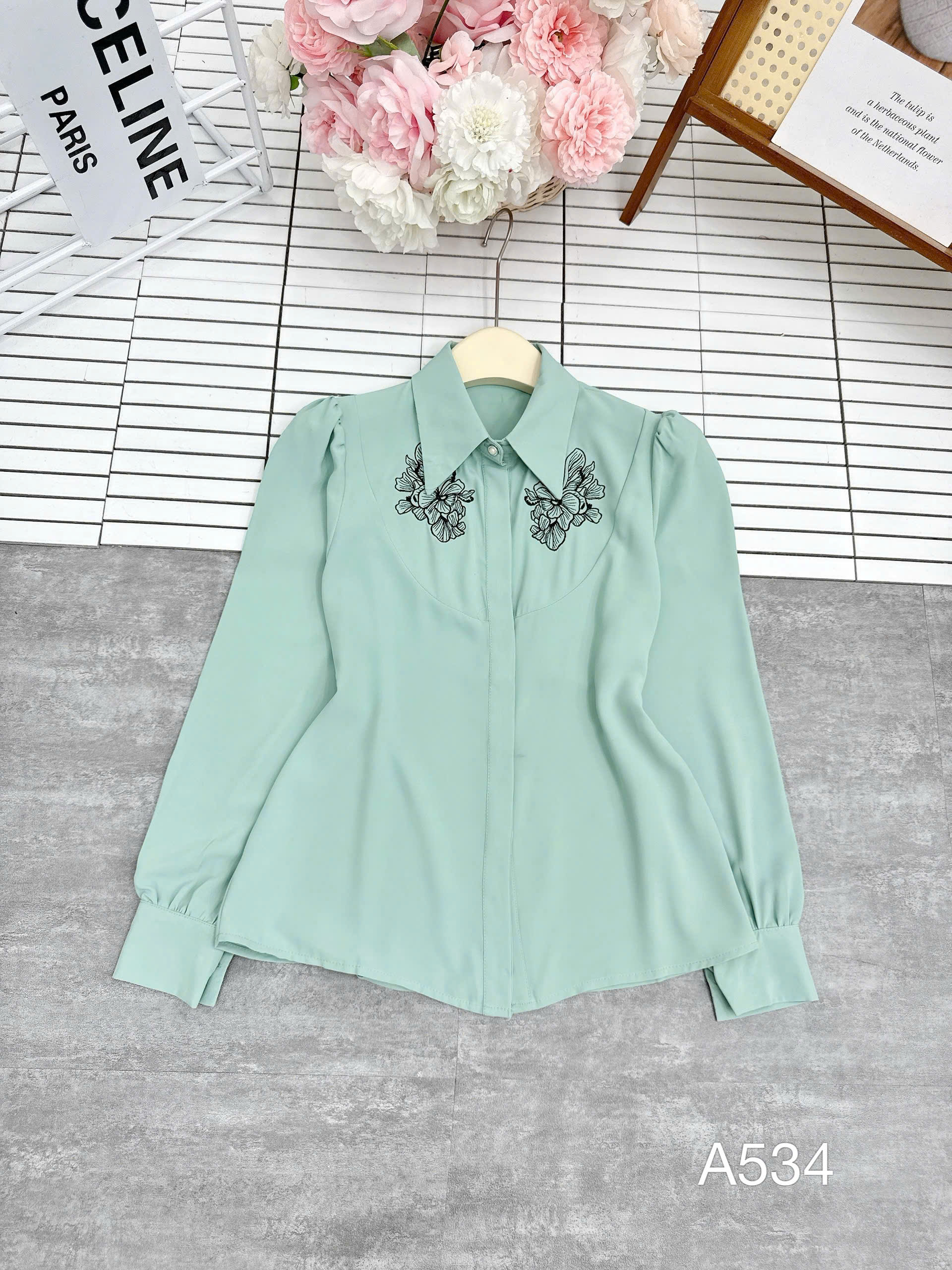 a534 Áo sơ mi cổ hoa đen
