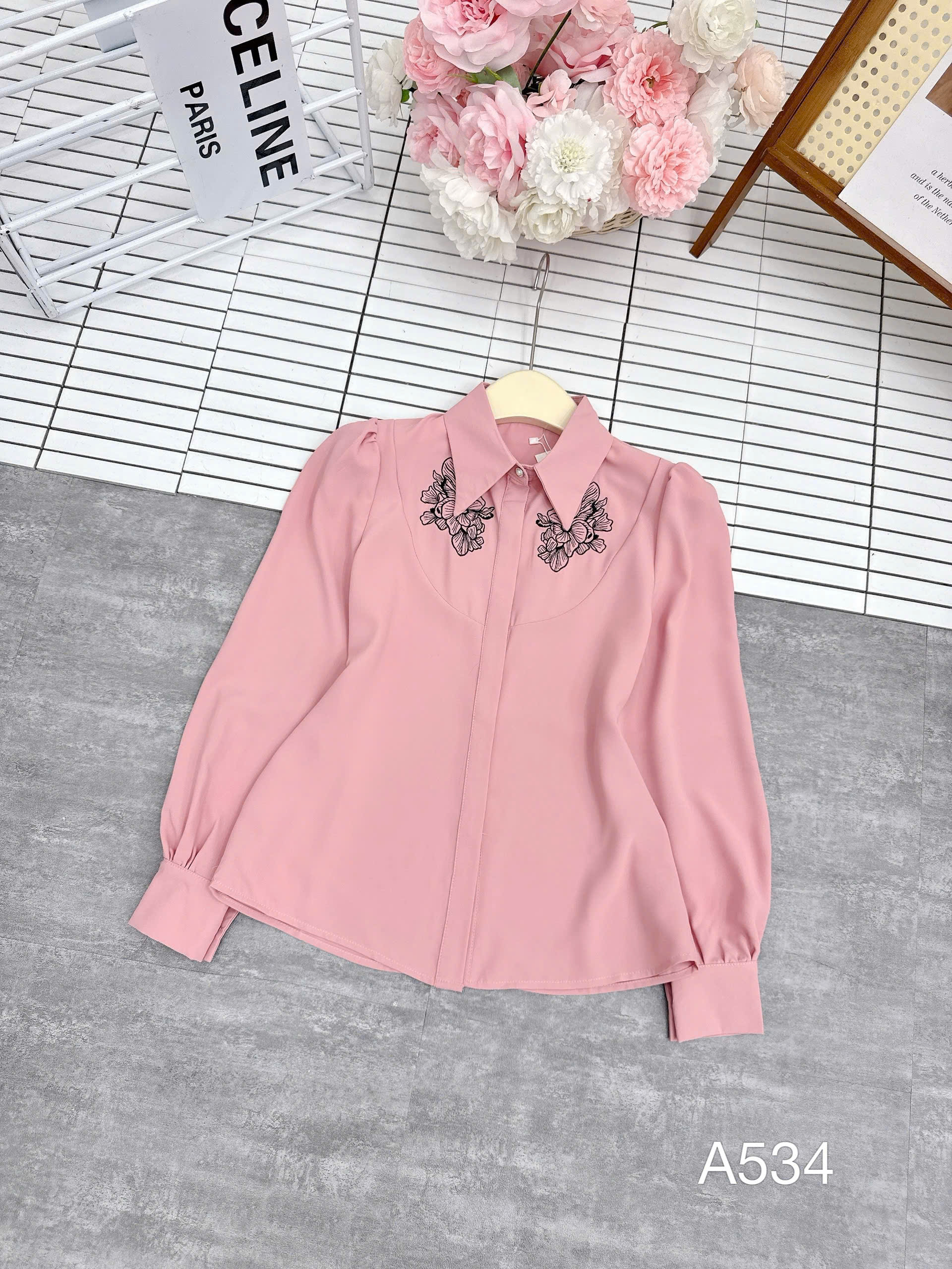 a534 Áo sơ mi cổ hoa đen