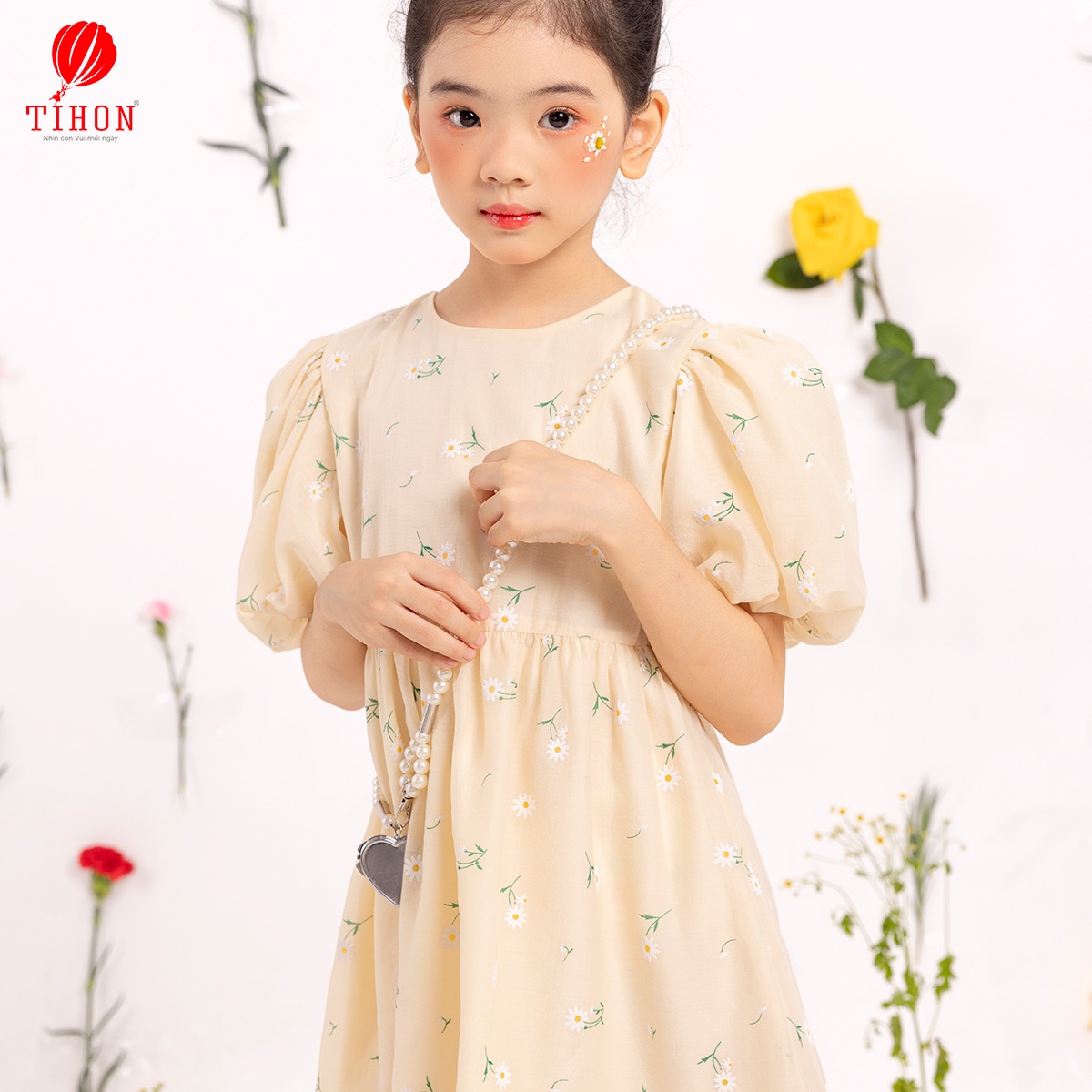 Váy tơ óng tay bồng họa tiết hoa thêu