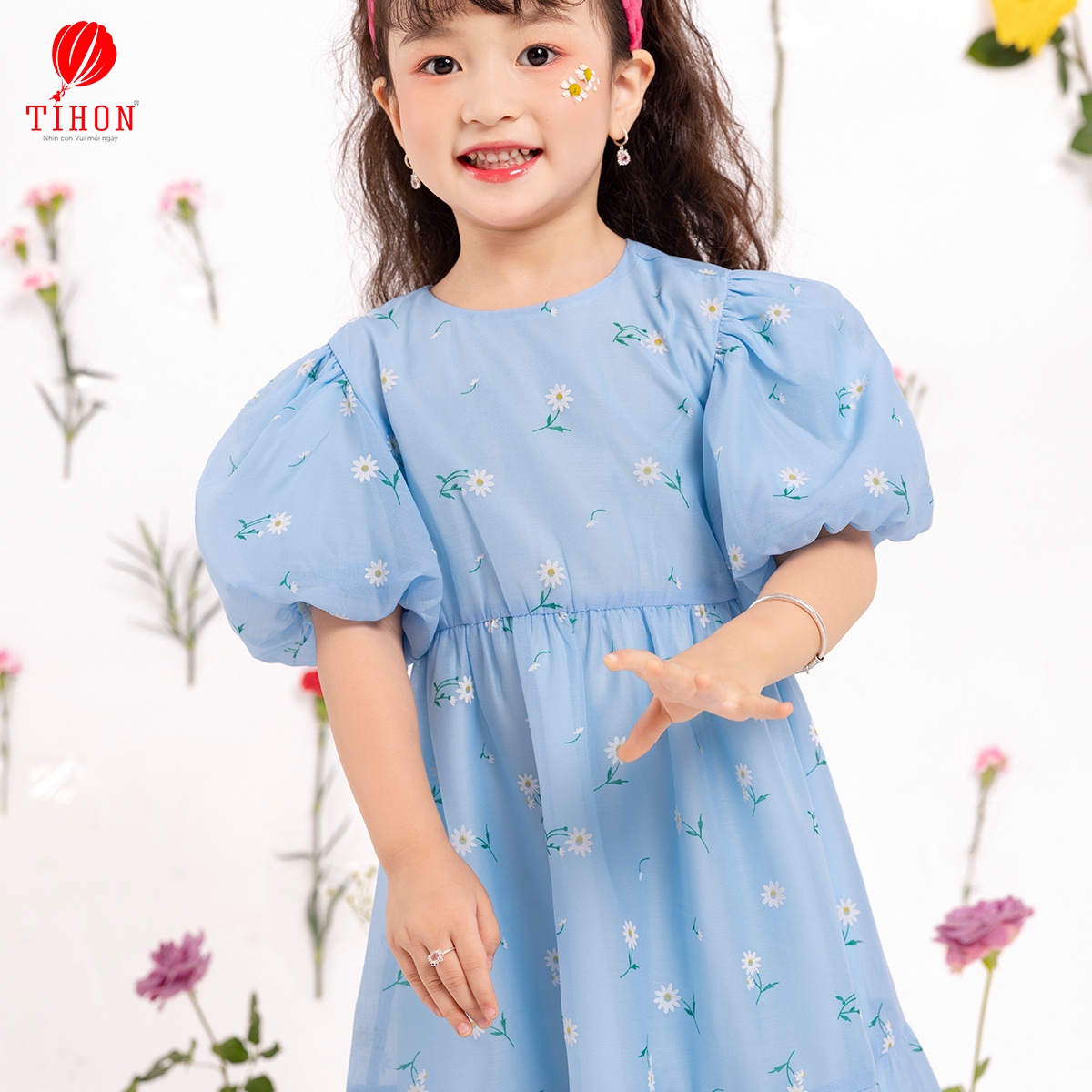 Váy tơ óng tay bồng họa tiết hoa thêu