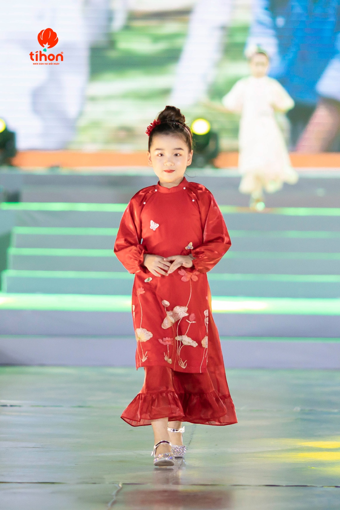 Set AD bé gái tơ óng thêu hoa sen 805