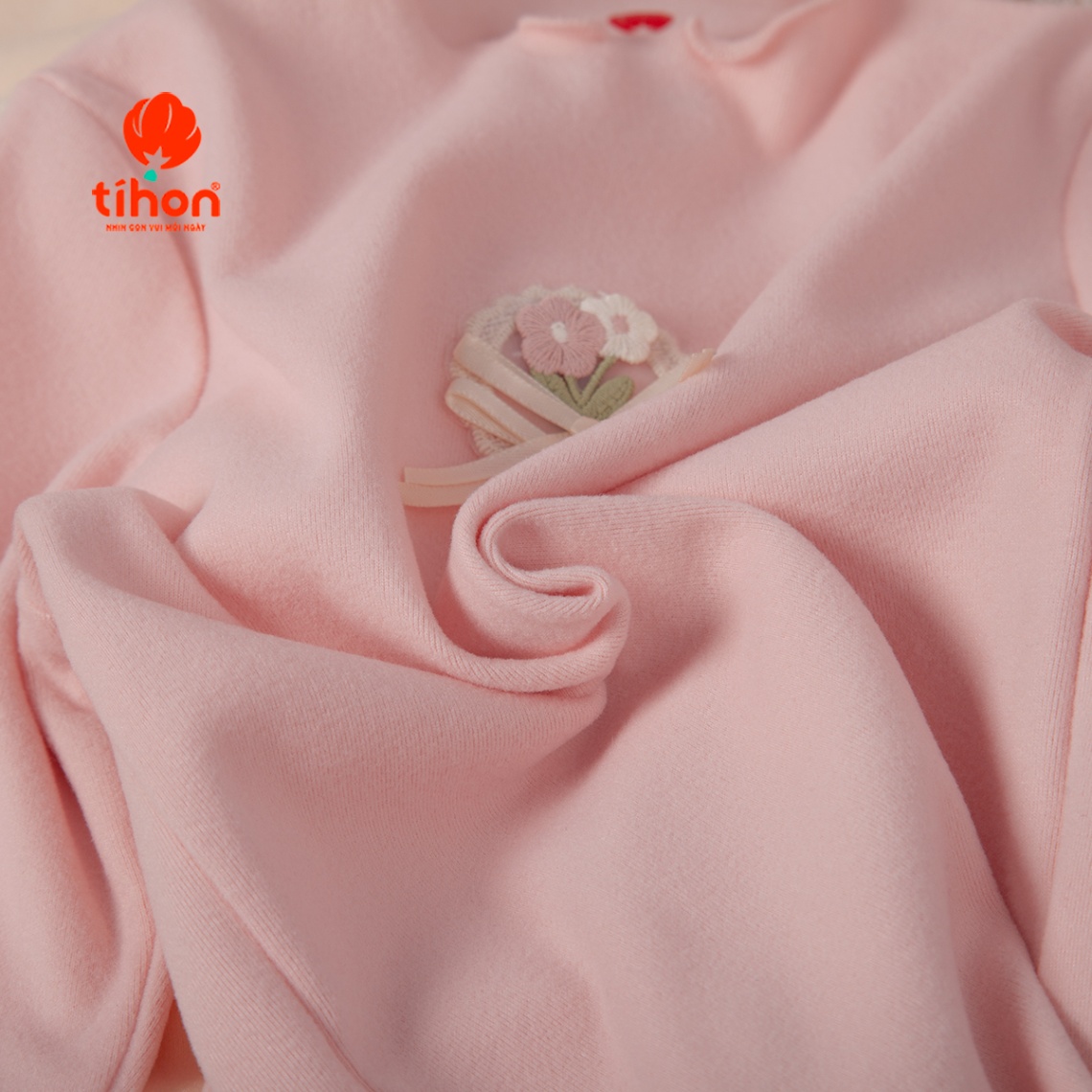 Áo bé gái giữ nhiệt đính hoa trang trí 106