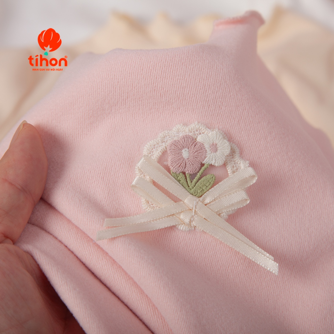 Áo bé gái giữ nhiệt đính hoa trang trí 106