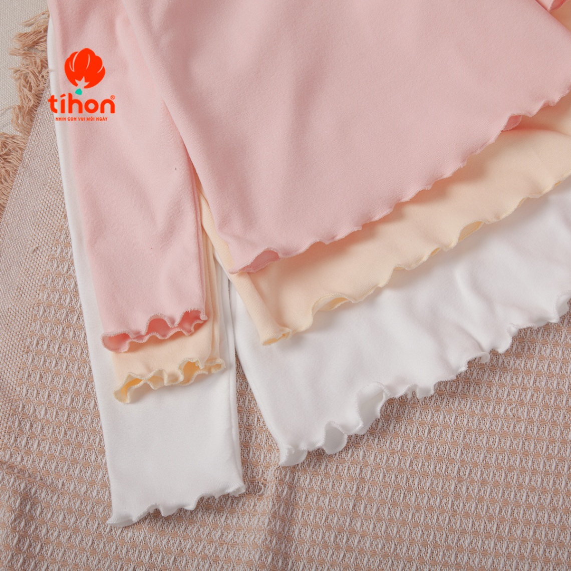 Áo bé gái giữ nhiệt đính hoa trang trí 106