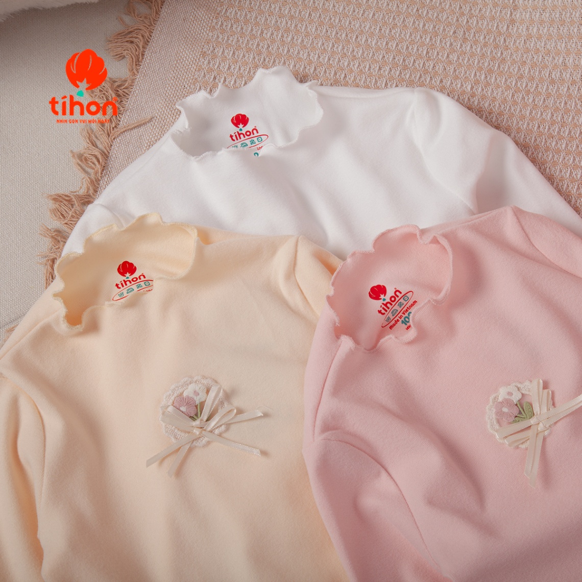 Áo bé gái giữ nhiệt đính hoa trang trí 106