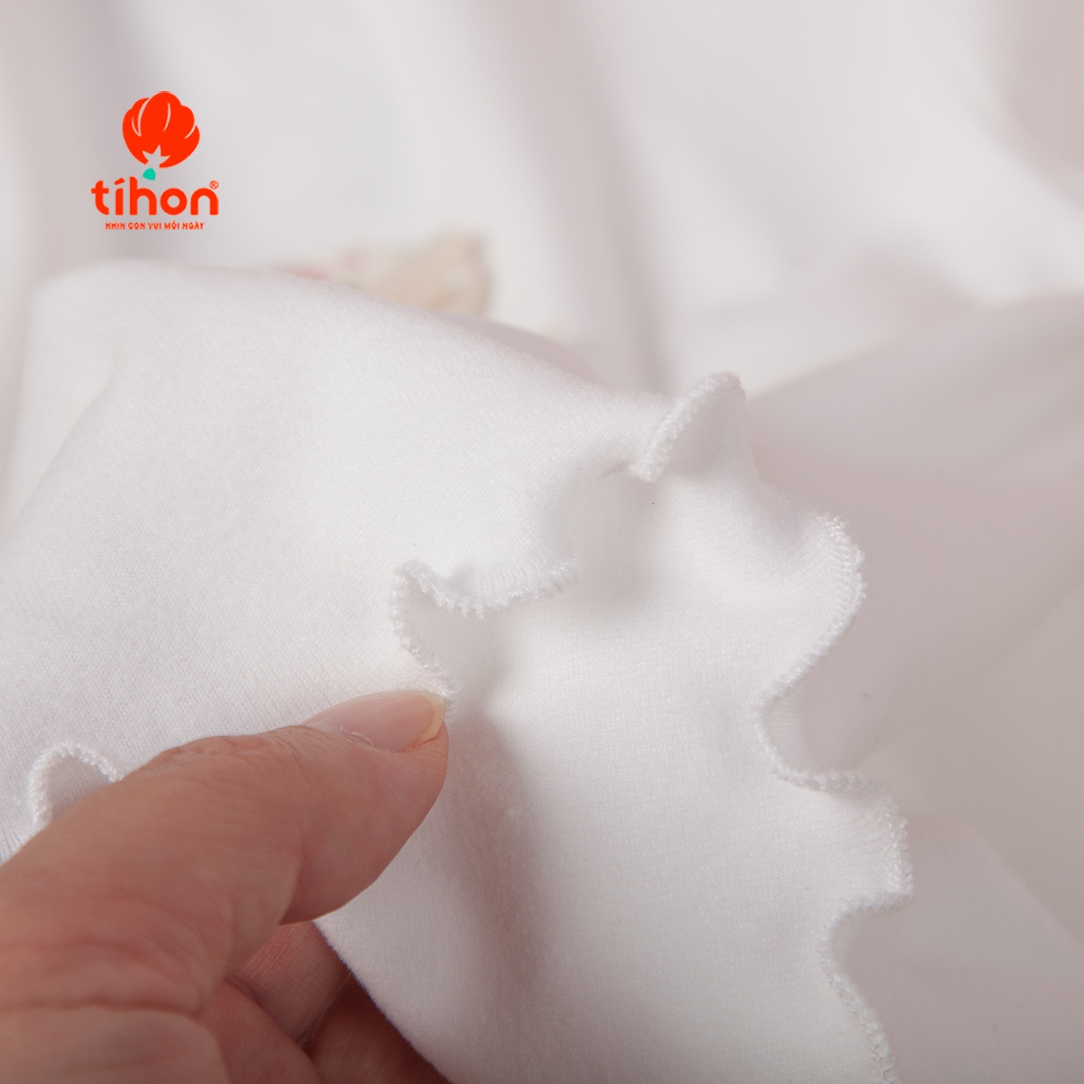 Áo bé gái giữ nhiệt đính hoa trang trí 106