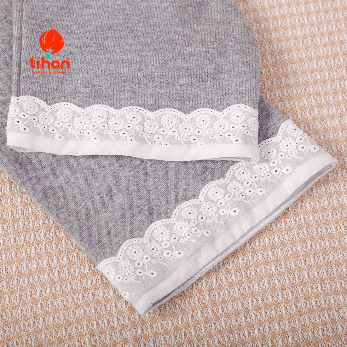 Quần bé gái trang trí gấu 106