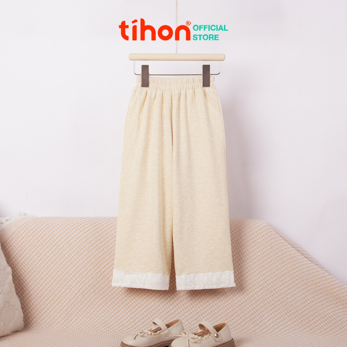 Quần bé gái trang trí gấu 106