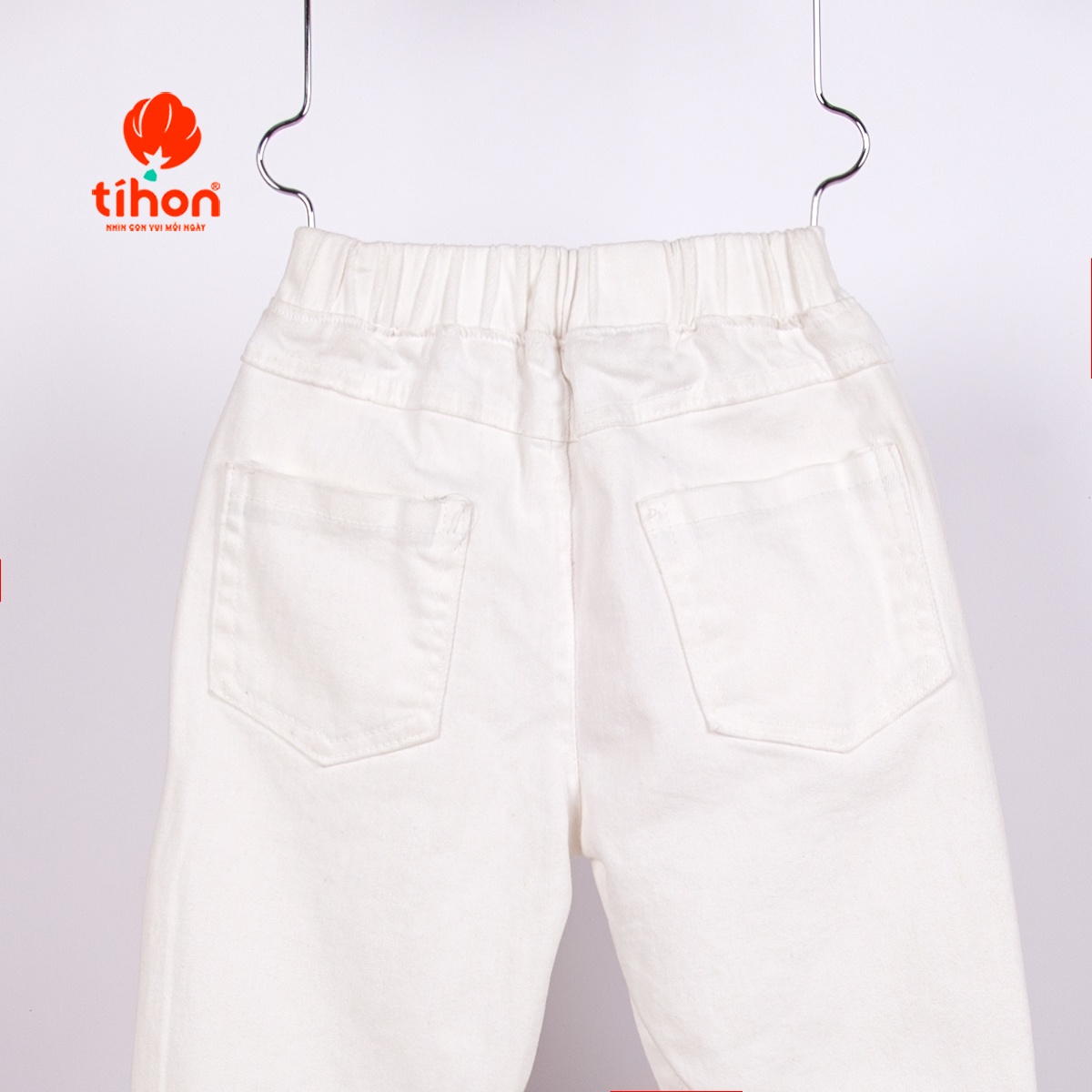 Quần bò bé trai đính cúc trang trí
