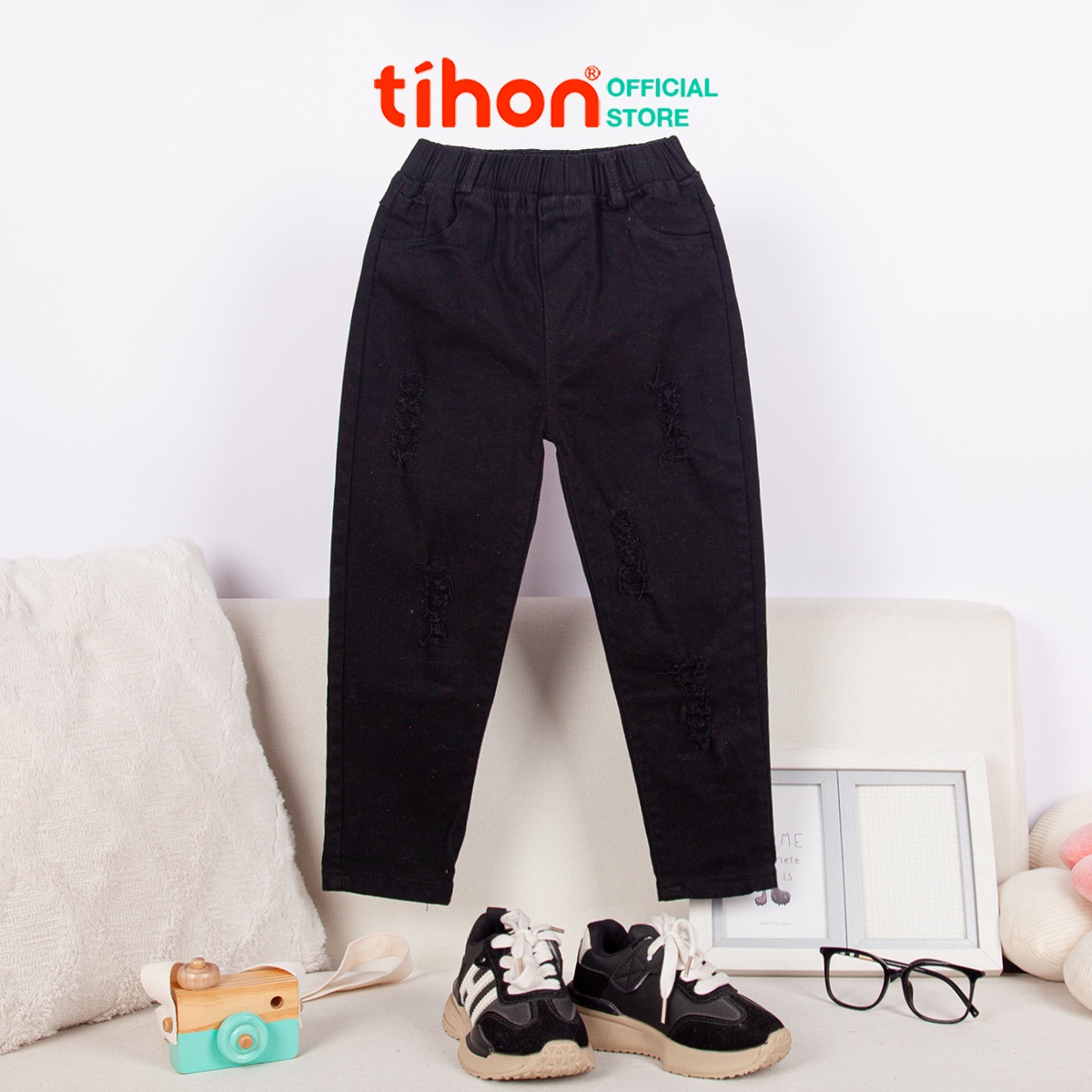 Quần bò bé trai đính cúc trang trí