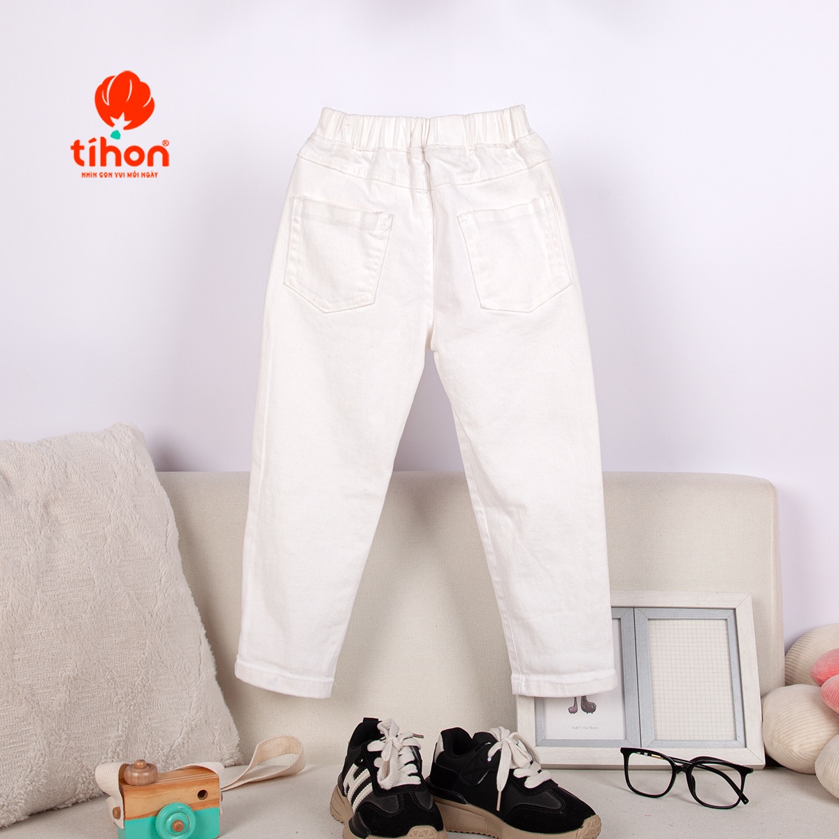 Quần bò bé trai đính cúc trang trí