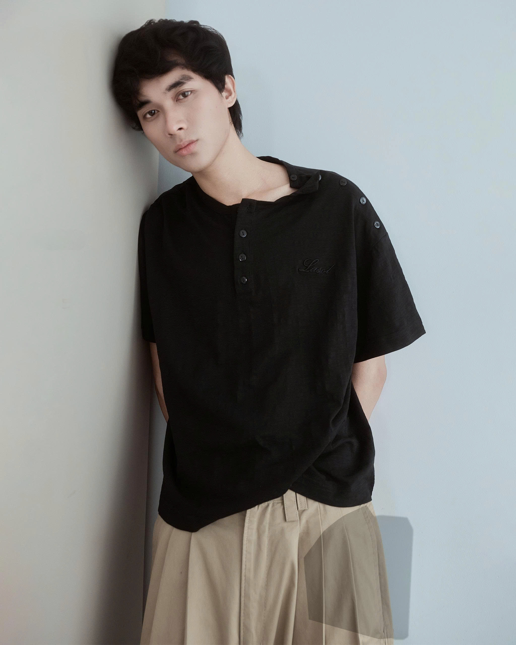 HENLEY SHOULDER BUTTON T-SHIRT ( ĐEN )