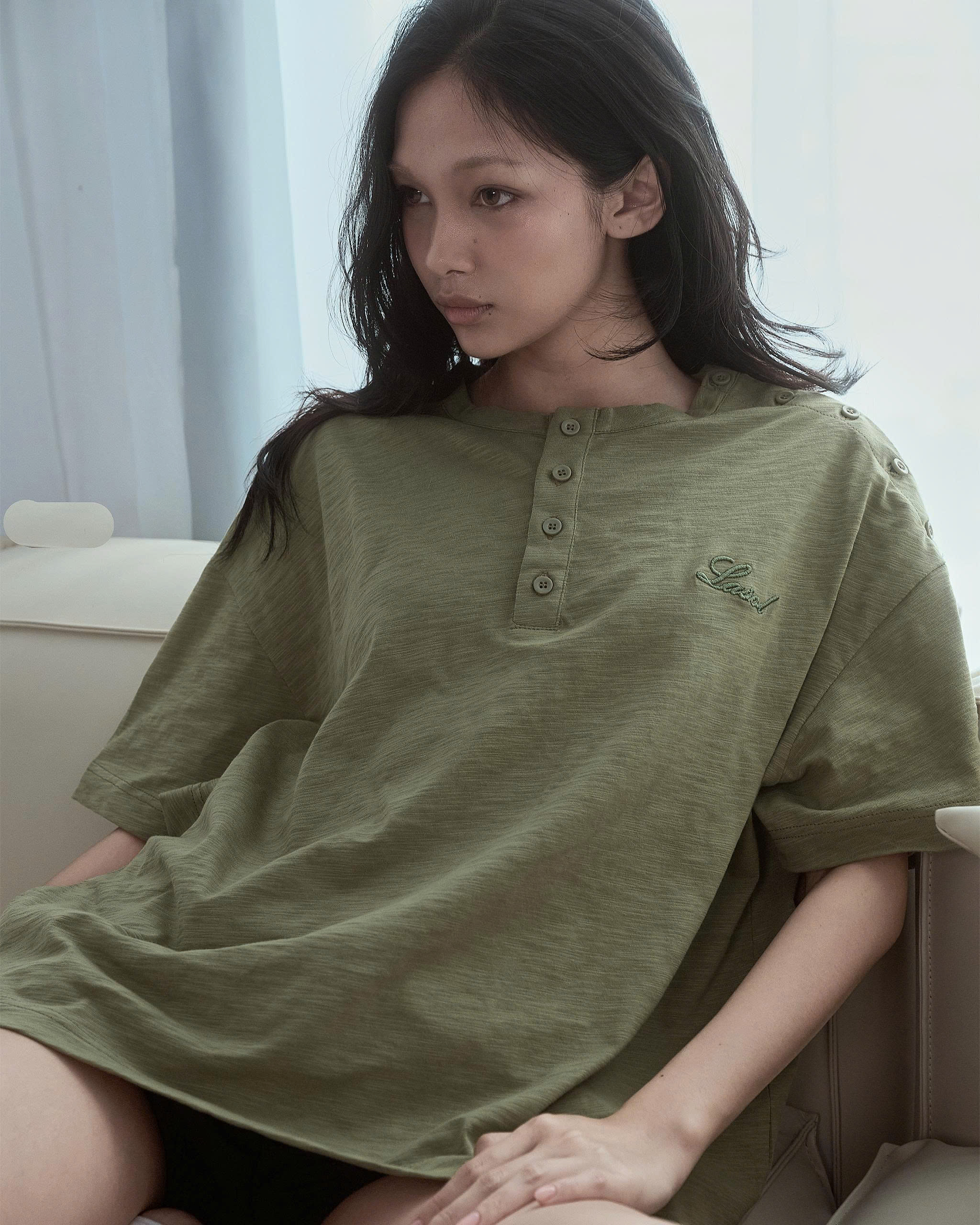 HENLEY SHOULDER BUTTON T-SHIRT ( CỐM )