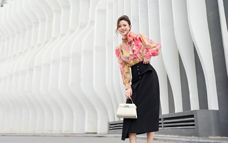 4 cách phối đồ cùng chân váy midi cho quý cô công sở sành điệu