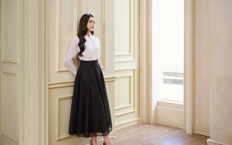 5 Cách Phối Sơ Mi Trắng Thanh Lịch Theo Tinh Thần Parisian Minimalism