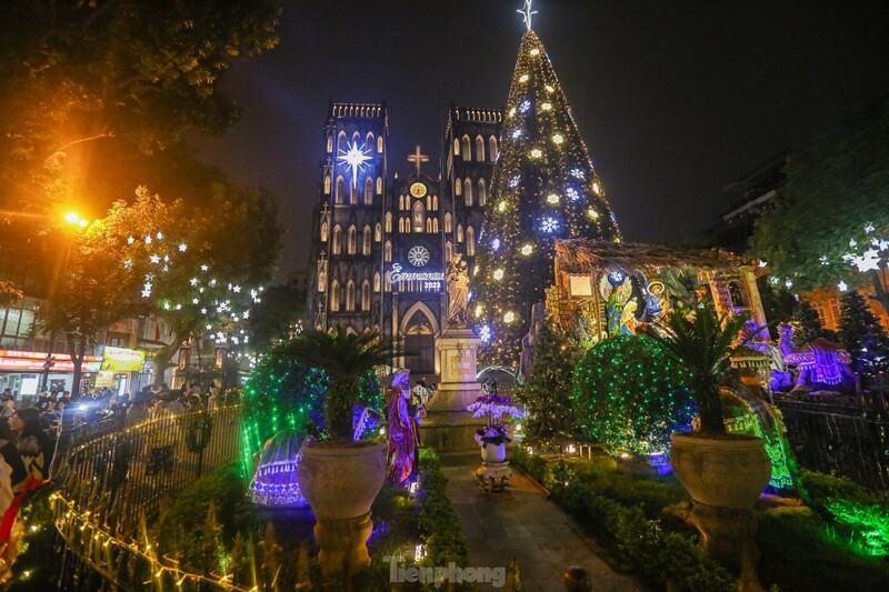 Goi-y-dia-diem-vui-choi-Giang-sinh-tai-Ha-Noi-tu-binh-dan-den-trai-nghiem-cao-cap_dia-diem-vui-choi-noel-ha-noi-1.jpg